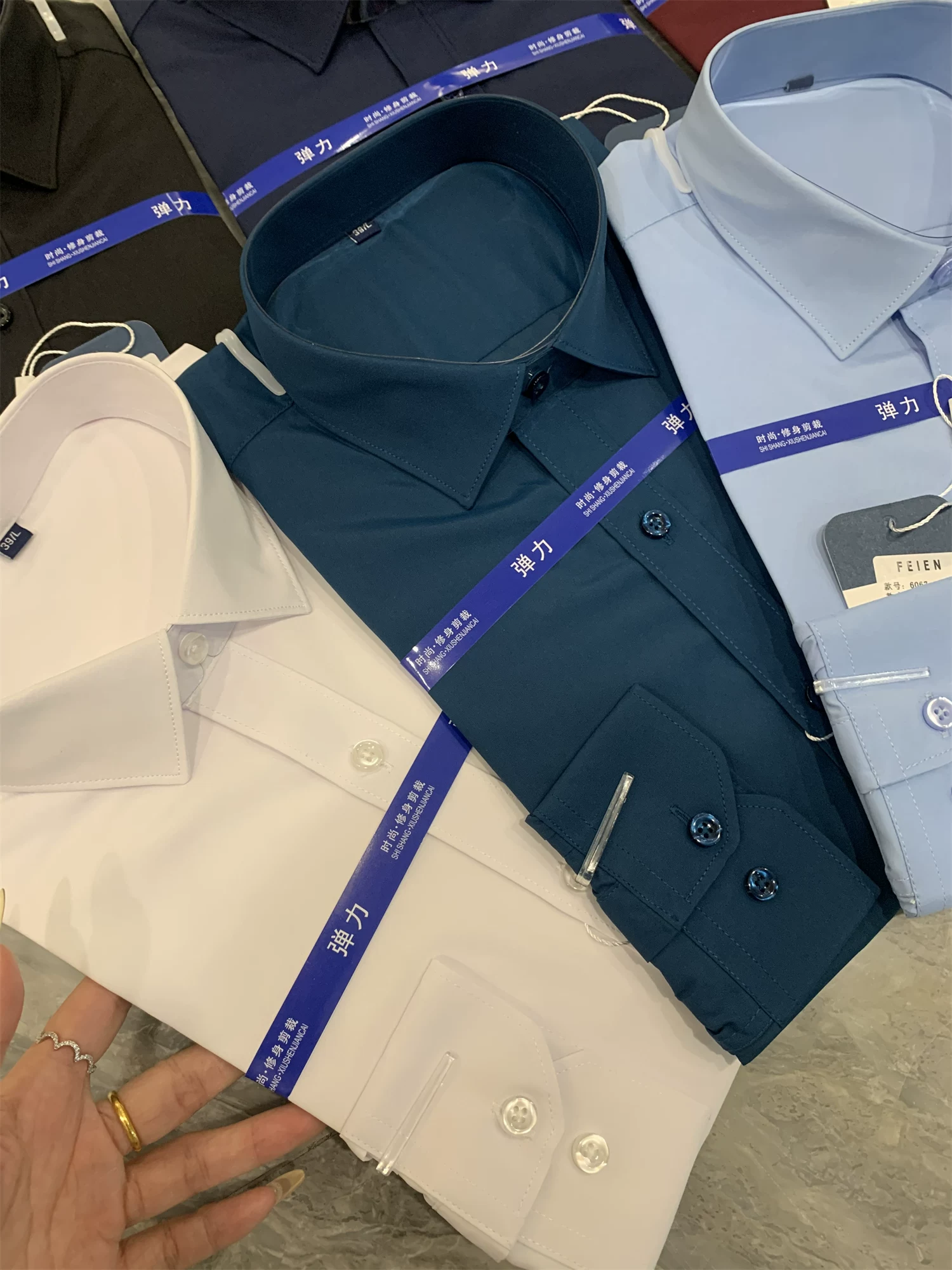 Don Quixote là một sản phẩm cổ điển và đa năng! Áo sơ mi nam tay dài màu trơn, đa năng, thích hợp cho mùa xuân và mùa hè, phong cách công sở lịch sự.