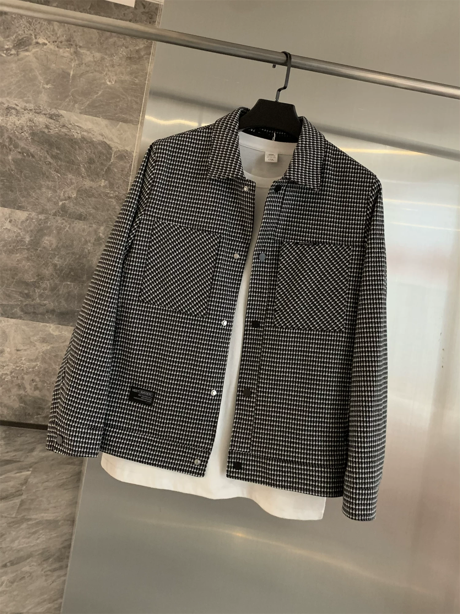 Don Quixote, một thương hiệu đáng tin cậy! Áo khoác nam chất liệu pha sợi nhuộm màu, kiểu dáng thẳng, cổ điển, thích hợp cho những buổi gặp gỡ nhẹ nhàng.