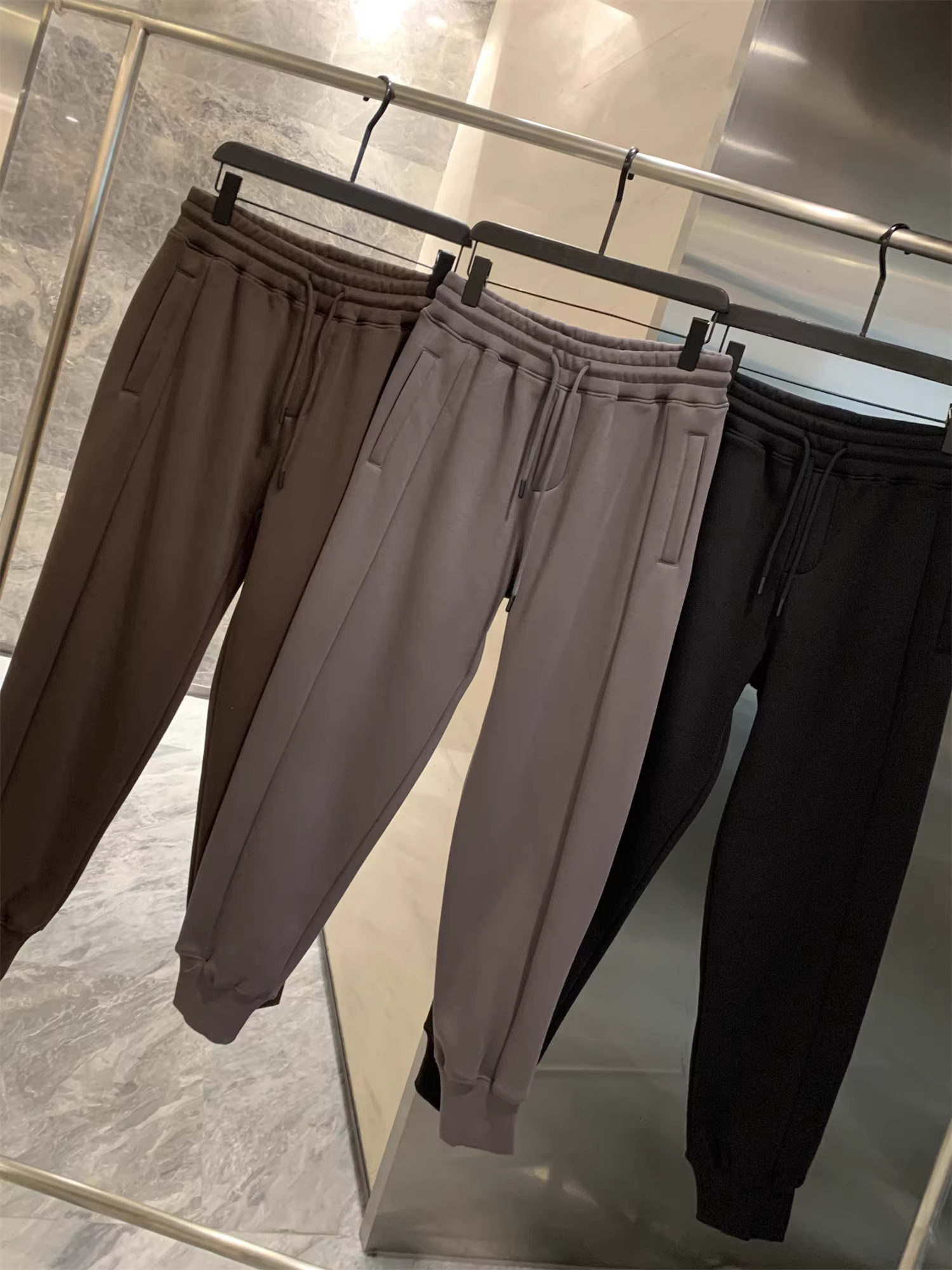 Quần jogger nam đa năng, chất liệu nỉ lót lông cừu, mềm mại và ấm áp, thích hợp cho mùa thu đông!