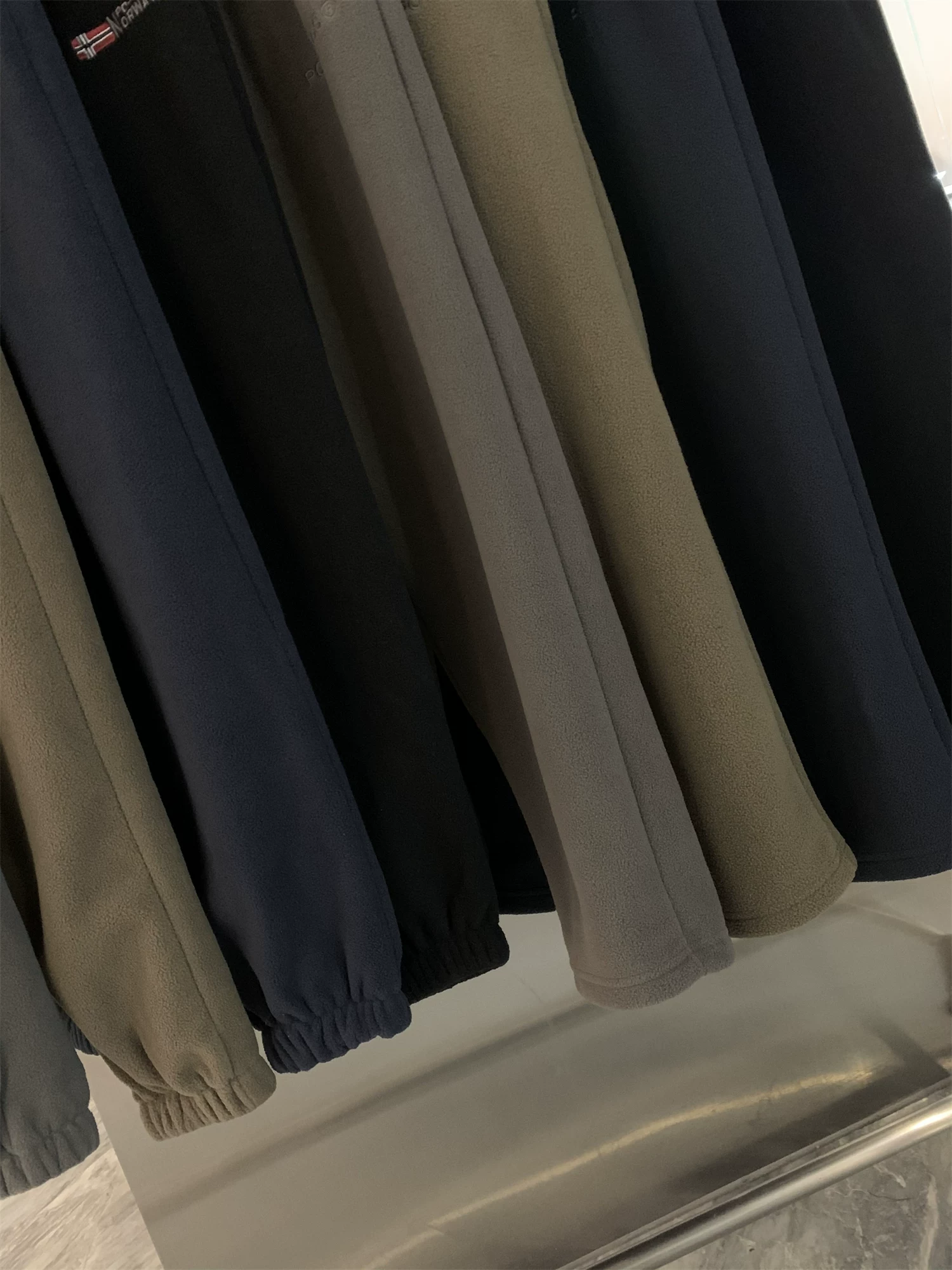 Don Quixote, hãy đến với phong cách Bắc Âu! Một đôi dành cho mùa đông! Quần thể thao ống đứng/cạp bo dày dặn, lót lông cừu hai mặt, mặc được cả mùa thu và mùa đông.