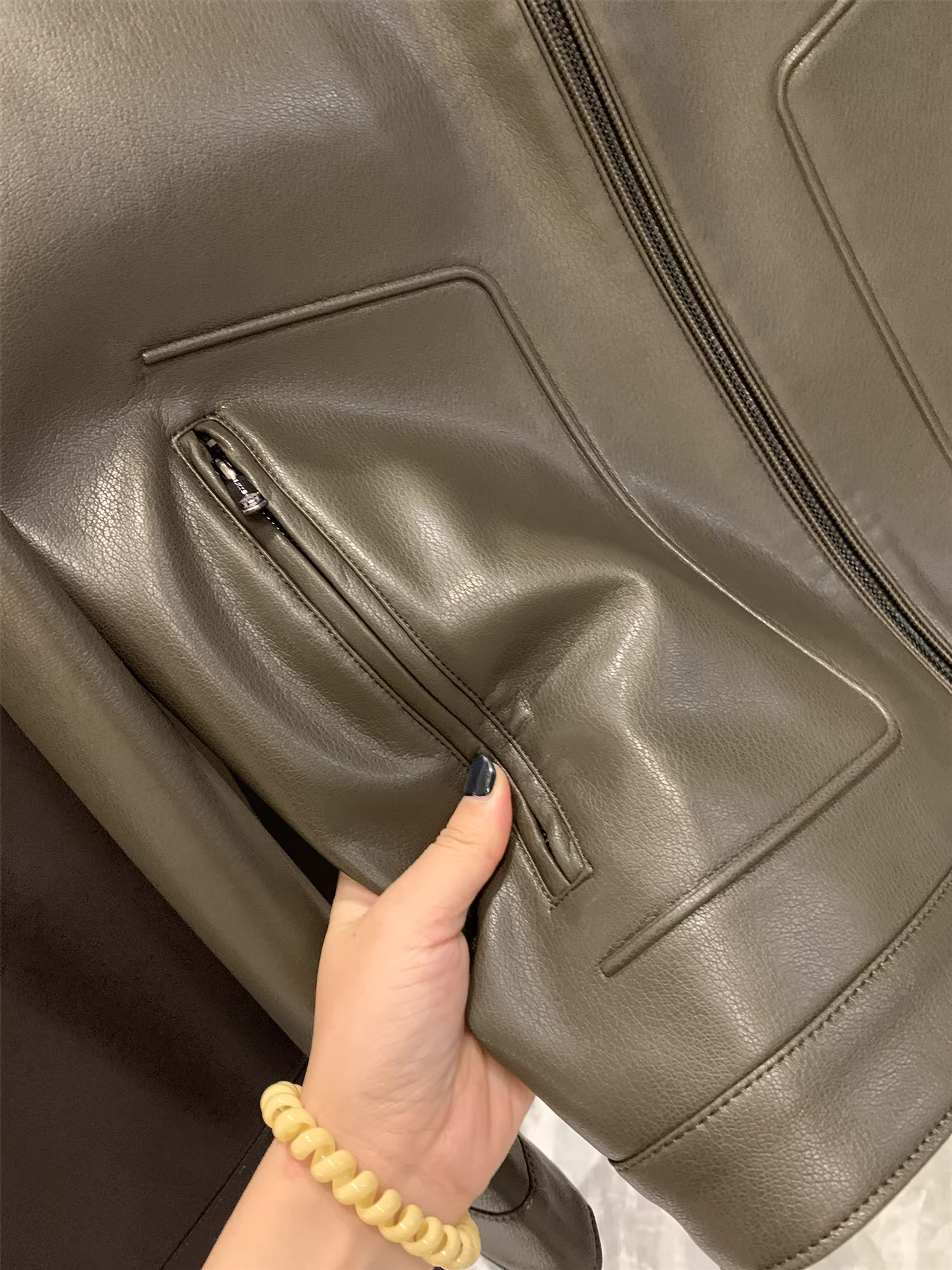 Don Quixote Gao Duan Jingkou chất liệu da PU! Kiểu dáng thời trang và rộng rãi! Áo khoác da chức năng cổ đứng nhỏ gọn mùa thu dành cho nam.