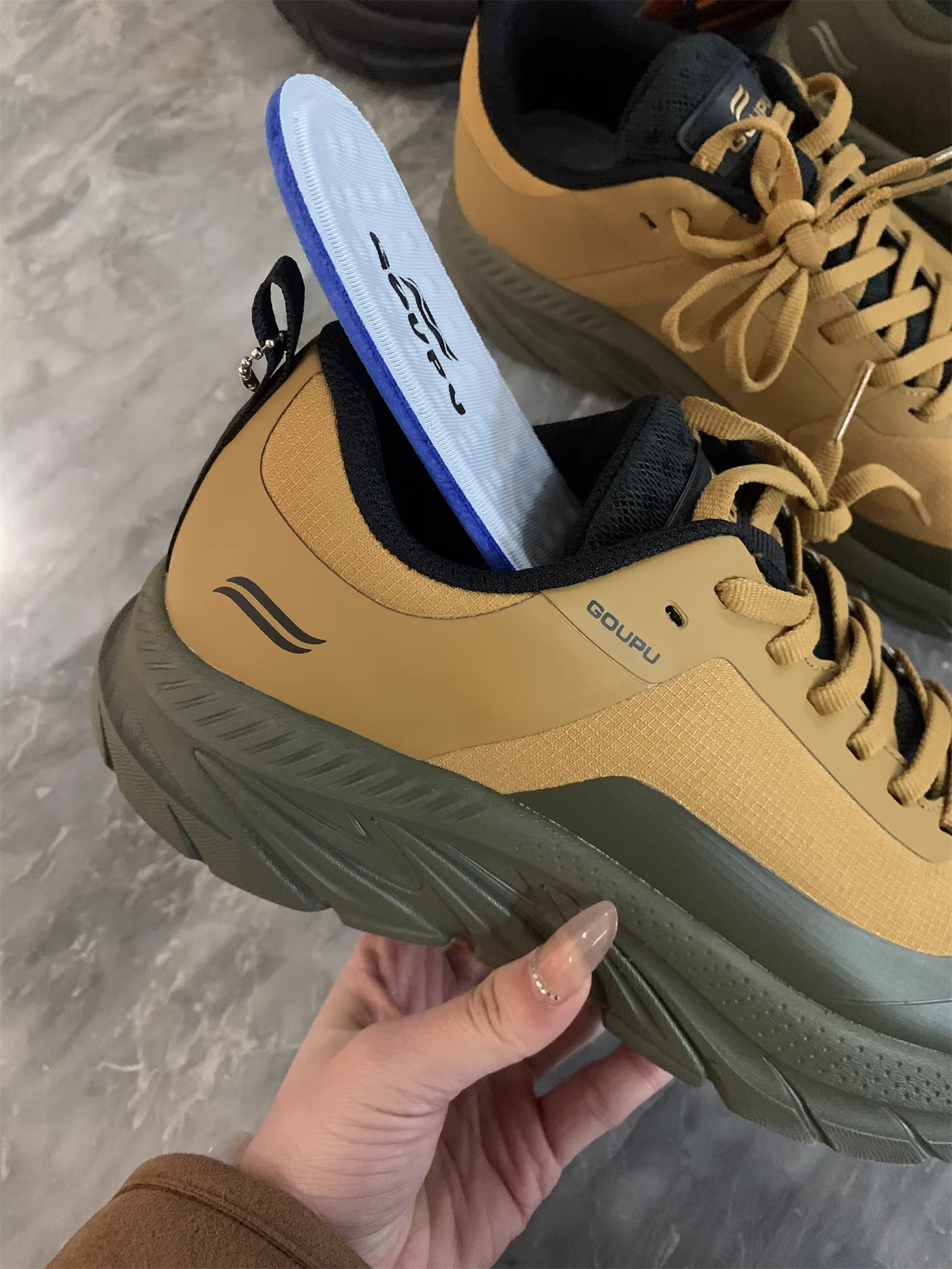 Don Quixote, hãy đến Mỹ! Hàng chất lượng! Giày thể thao ngoài trời liền mạch, nhẹ và bền cho nam giới.