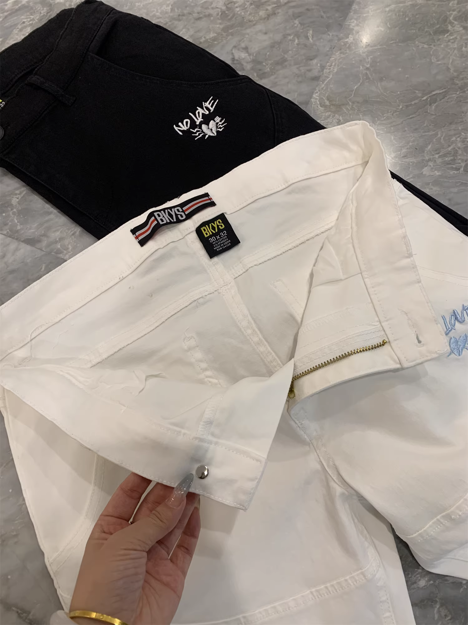 Don Quixote, đẹp và độc đáo! Tay nghề thêu tinh xảo! Quần jean nam chất liệu denim co giãn, kiểu dáng casual.