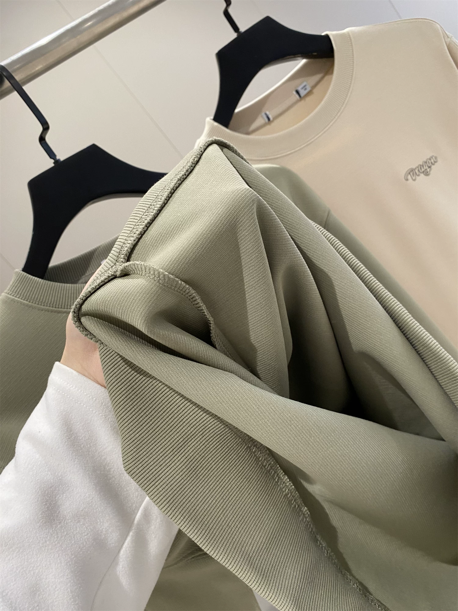 Don Quixote là một sản phẩm đơn giản và đa năng! Áo thun nam đơn giản, màu trơn, thân thiện với da, thoải mái, thoáng khí, cổ tròn, tay dài.