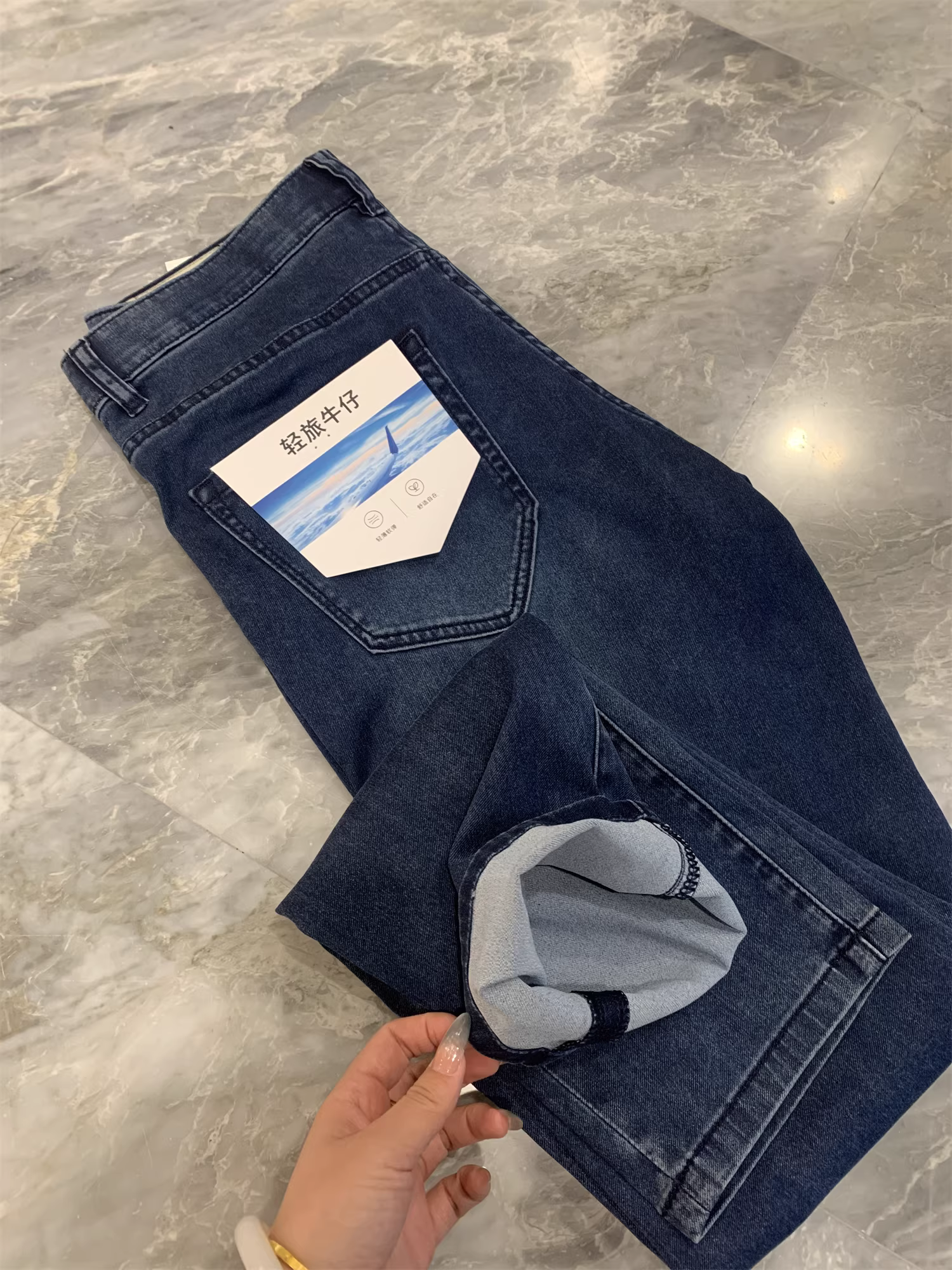 Quần jean du lịch nhẹ Don Quixote! Thoải mái hơn quần thể thao! Quần jean ống thẳng thông thường dành cho nam mùa xuân và mùa hè hợp thời trang.