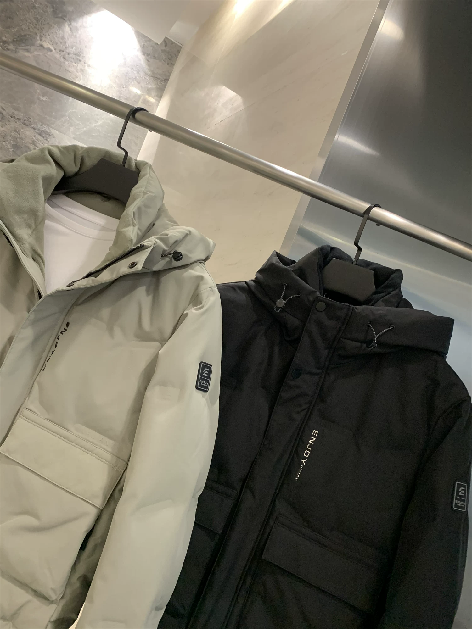 Ưu điểm của dòng sản phẩm Don Quixote H! 90% lông vịt! Áo khoác lông vũ có mũ trùm đầu, nhẹ, kiểu dáng thường ngày, mùa đông, có túi lớn.