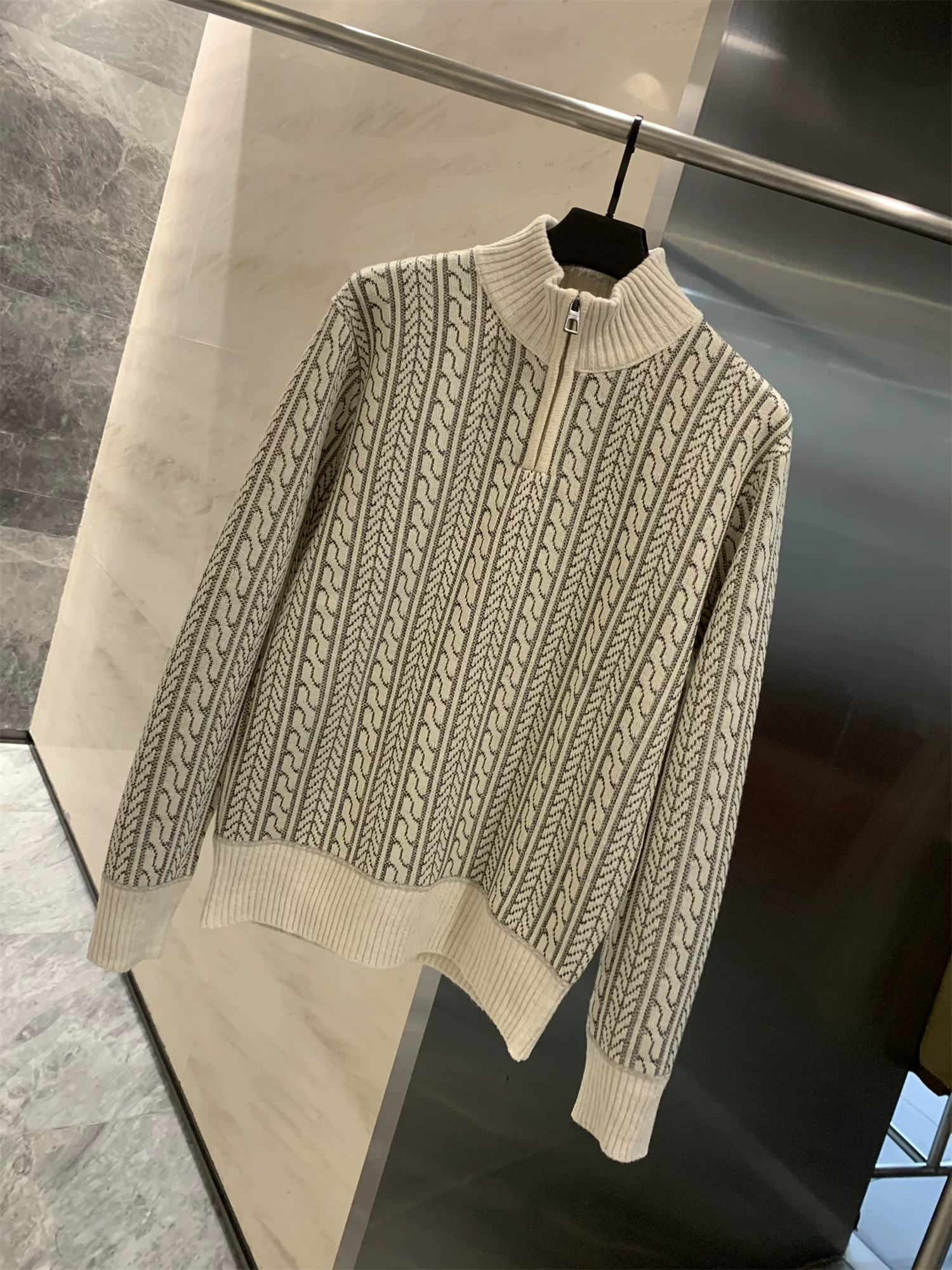 Don Quixote, thật sang trọng! Mềm mại và thân thiện với làn da! Áo len dệt kim cổ đứng nửa khóa kéo, phong cách giản dị và đa năng dành cho nam.