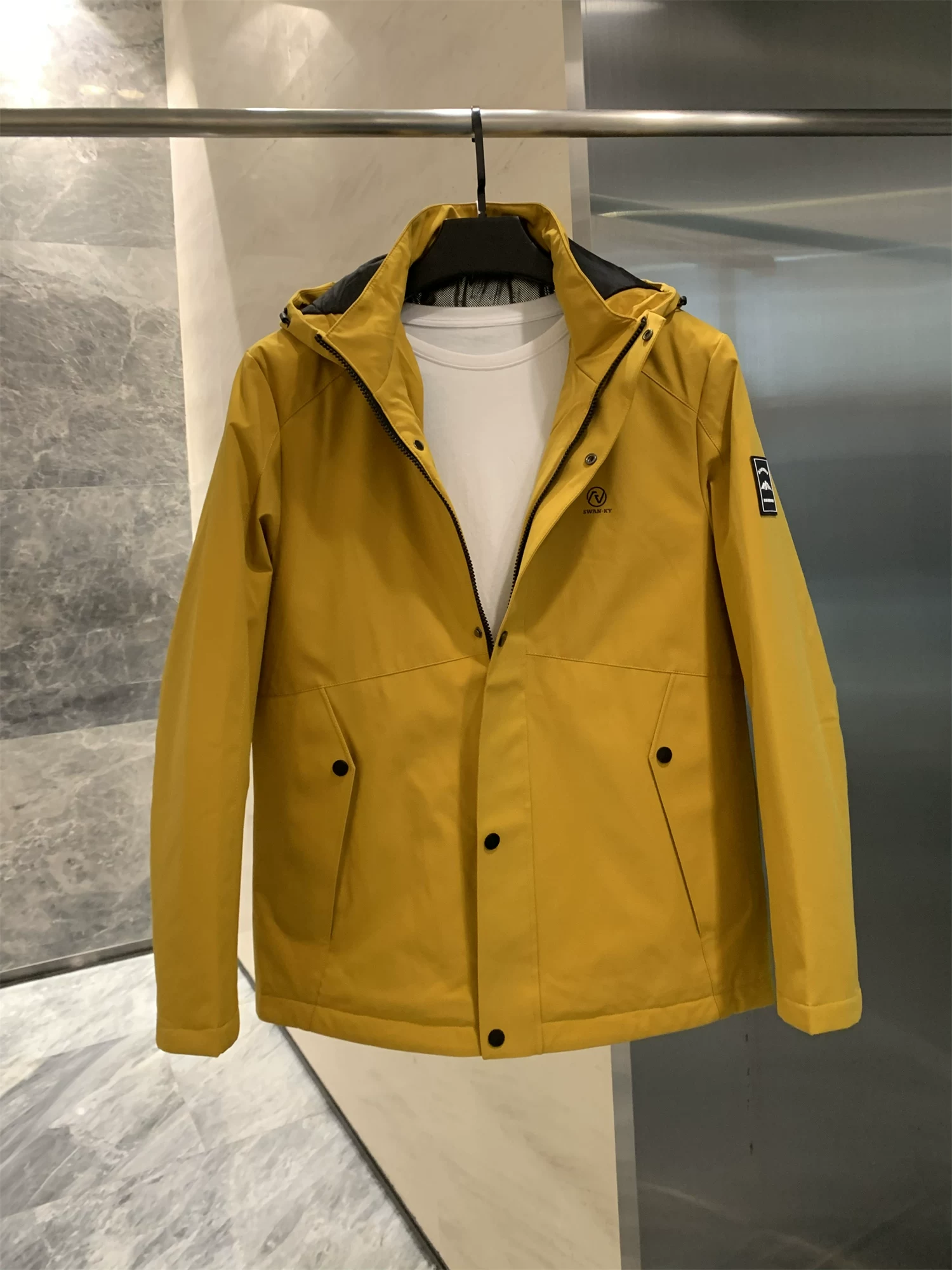 Áo khoác ngoài Don Quixote ba lớp chống thấm! Ấm áp và chống gió! Áo khoác ngoài nam có mũ trùm đầu, kiểu dáng thường ngày, có đường may dán chắc chắn.