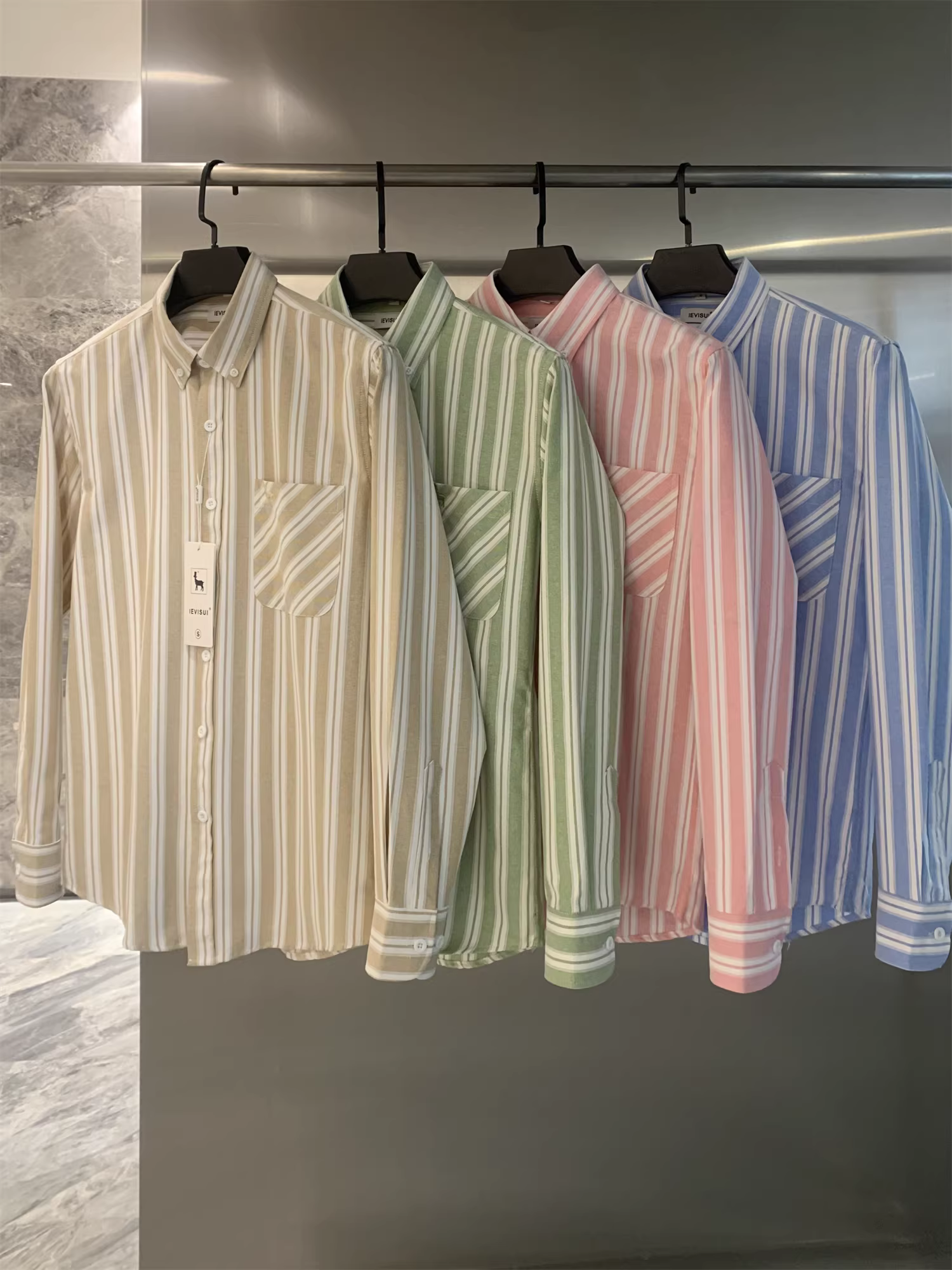 Don Quixote, nghệ thuật và đơn giản! Sọc dọc tươi mát, chất liệu tinh tế, thêu tinh xảo, áo sơ mi dài tay có cổ dành cho nam.