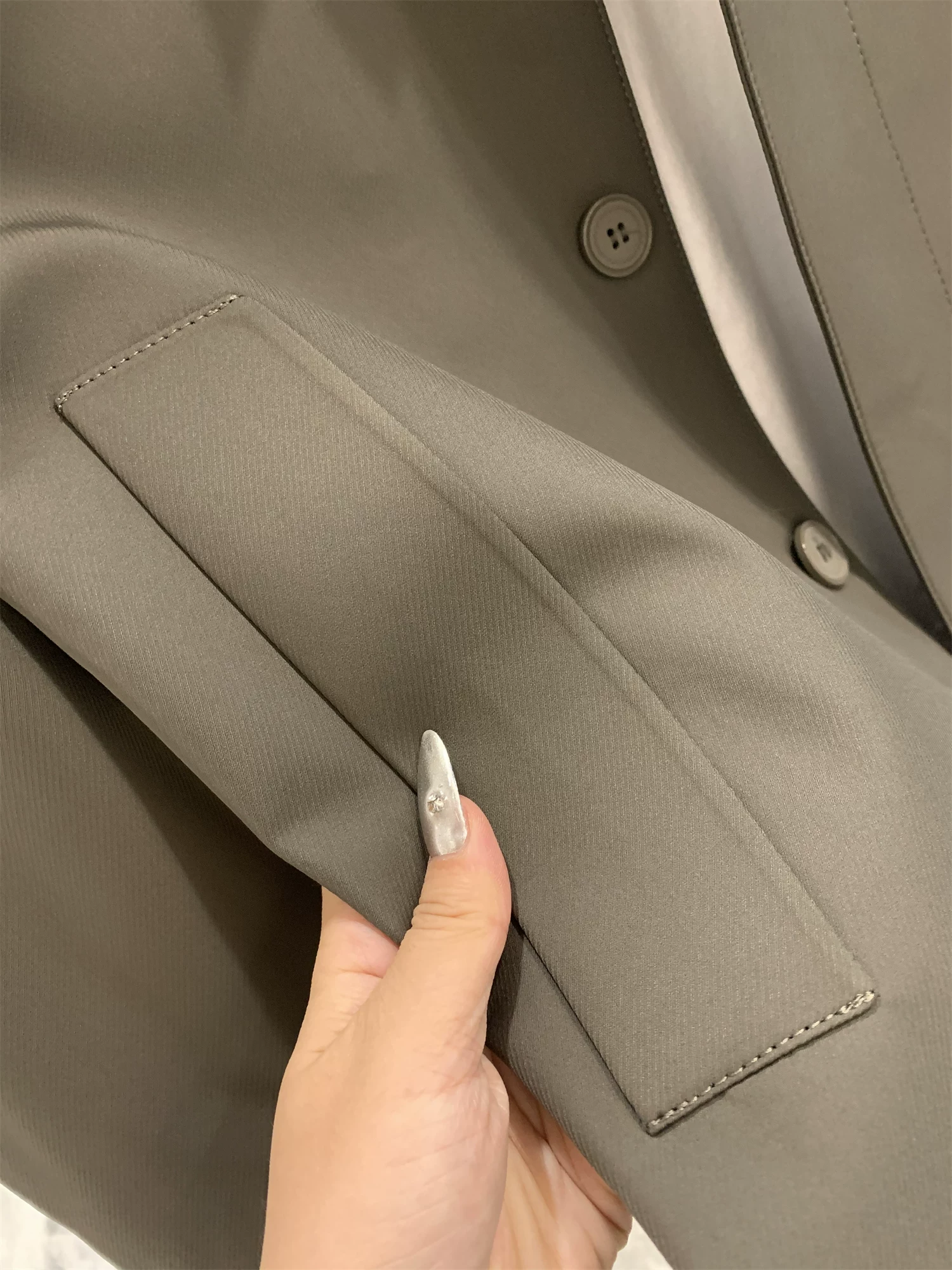 Áo khoác trench coat phong cách Anh Quốc của Don Quixote! Áo khoác trench coat mùa thu, kiểu dáng công sở lịch sự, dài trung bình dành cho nam với khuy cài giấu kín.