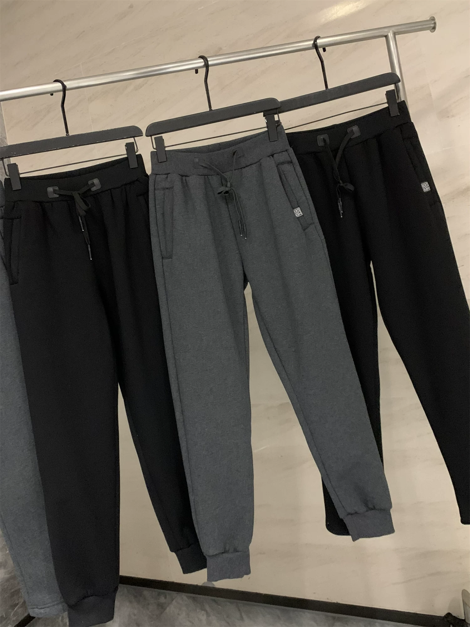 Don Quixote cá nhân rất khuyến khích! Có lớp lót lông cừu và được làm dày! Quần thể thao và quần mặc thường ngày có lưng thun giữ ấm mùa đông và giữ nhiệt cho nam giới.