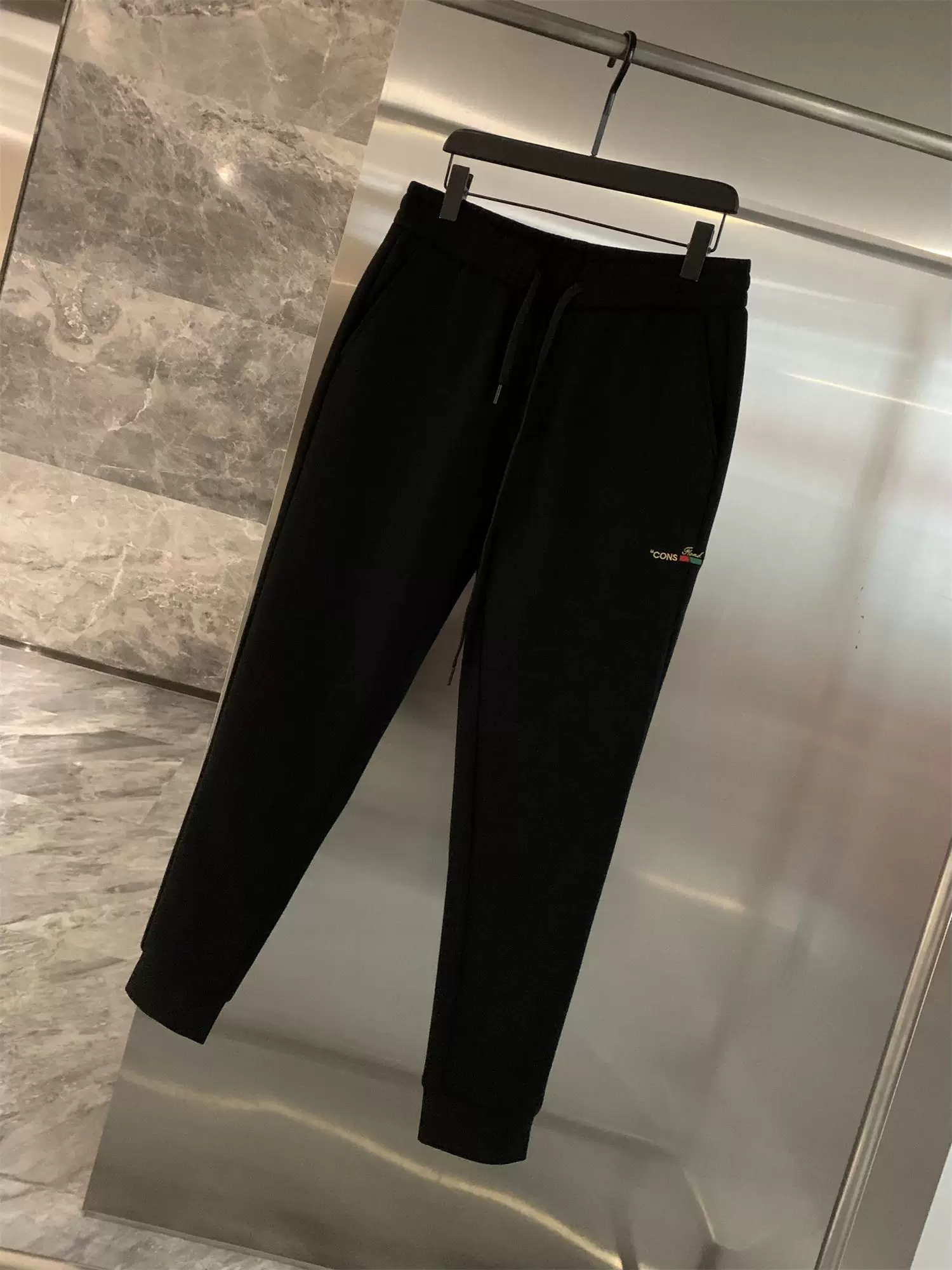 Quần áo dệt kim Don Quixote Evergreen! Có lớp lót lông cừu và dày dặn! Quần thể thao nam chất liệu thun co giãn, mềm mại, thêu viền, thích hợp cho mùa thu đông.