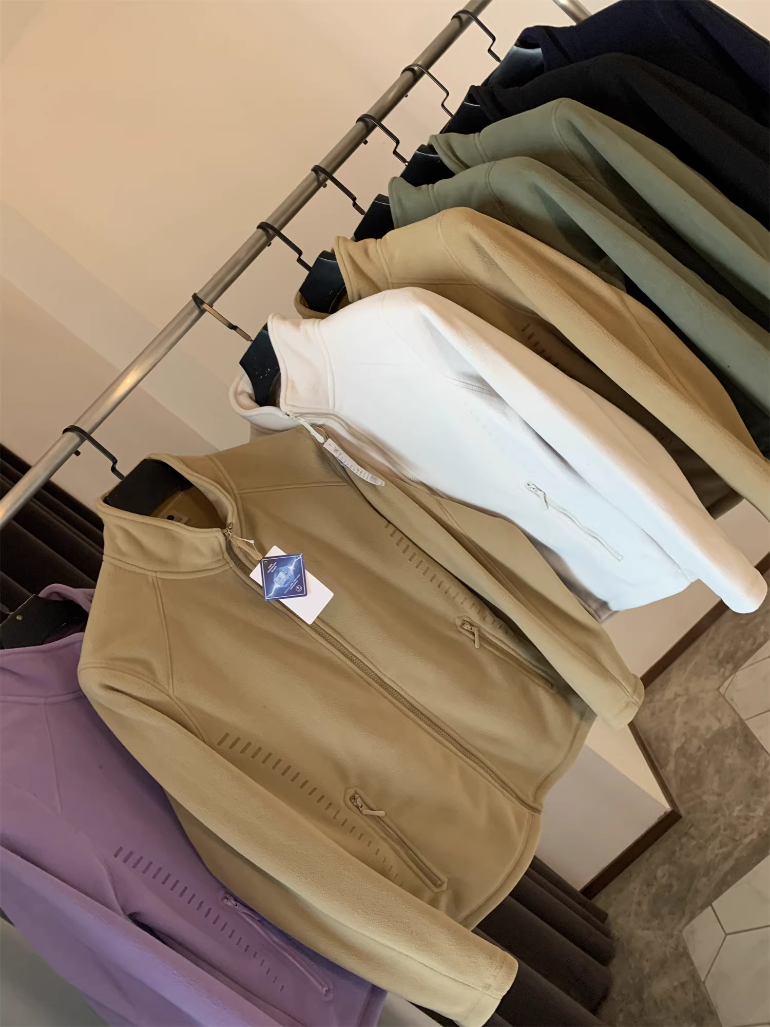 Don Quixote, cùng phong cách với Dijia! Có sẵn ngoại tuyến với giá 598! Áo khoác giữ ấm nhẹ, hai mặt lông cừu, dành cho nam, thích hợp cho mùa thu và mùa đông.