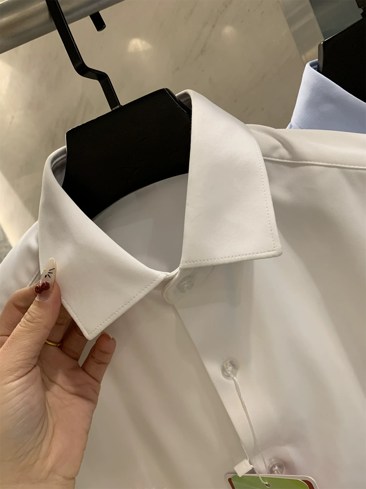 Don Quixote có khí chất thanh lịch! Lớp lót là nhung ấm áp! Áo sơ mi dài tay màu trơn, cổ trụ, mặc ấm áp mùa thu đông.