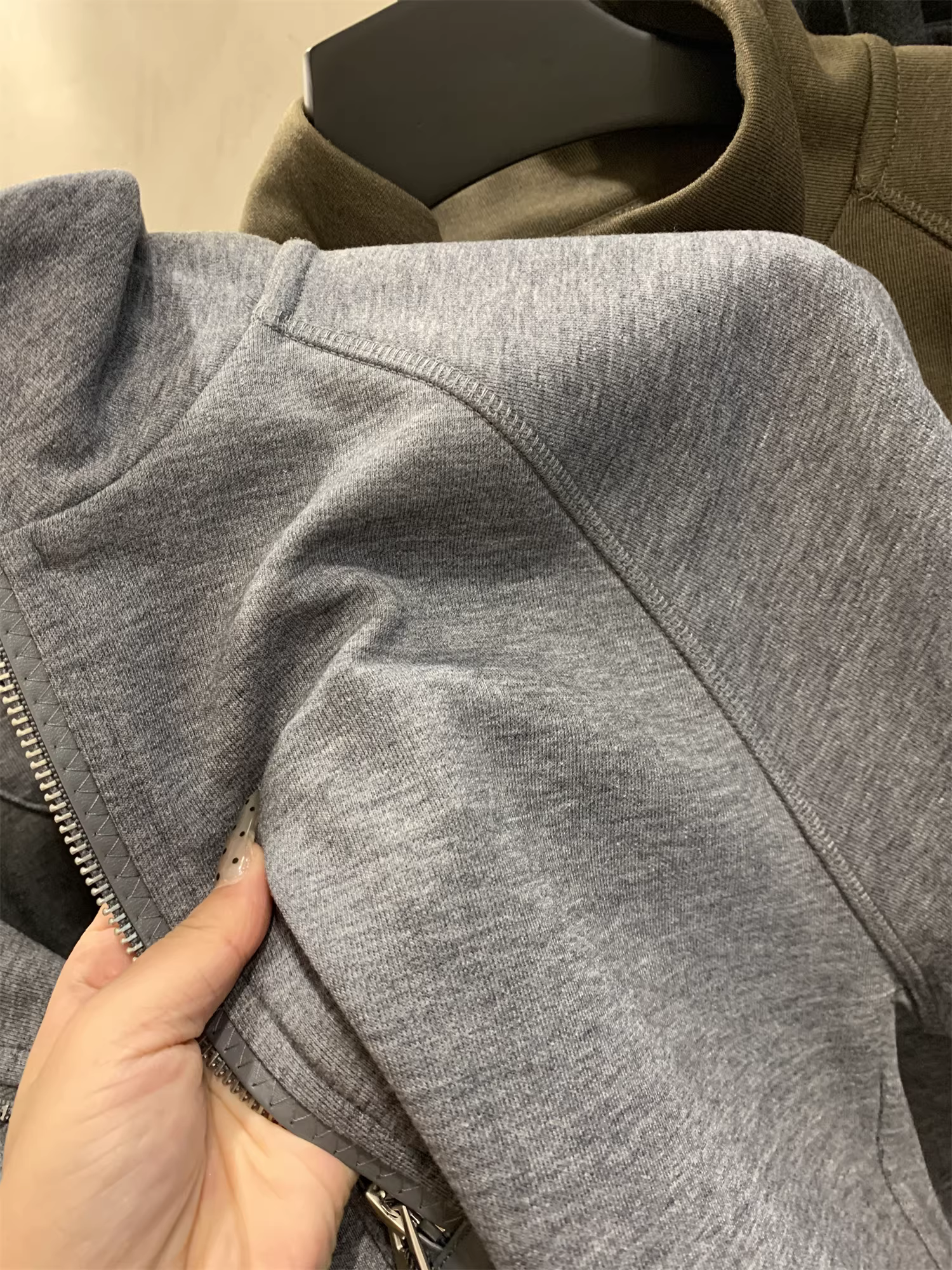 Don Quixote là không thể thay thế! Lyocell + len cừu được pha trộn với công nghệ tiên tiến! Áo len cổ đứng unisex mùa xuân và mùa thu.