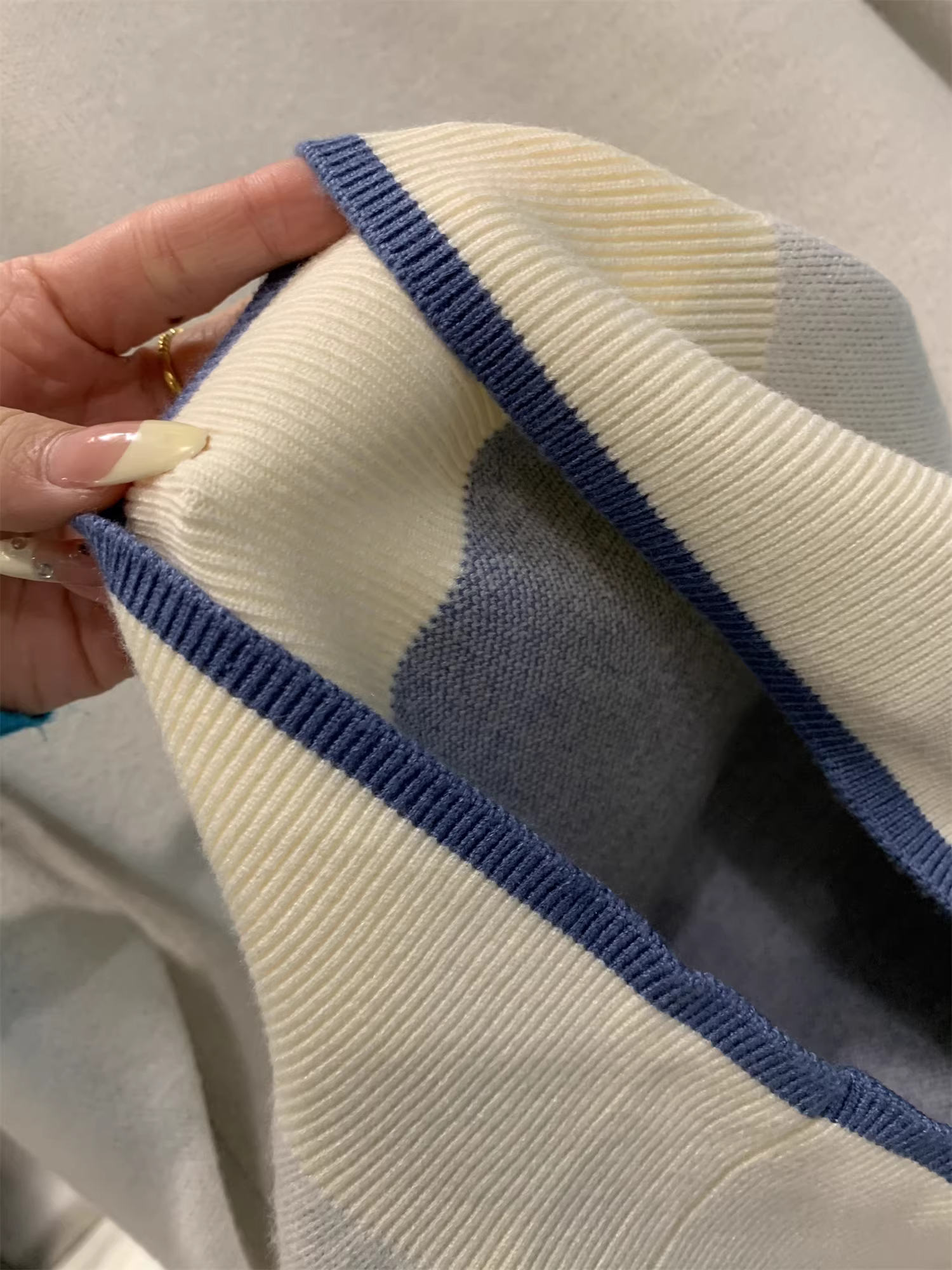 Ưu đãi hàng ngày của Don Quixote! Áo len dệt kim cổ tròn viền màu, áo len đơn giản màu trơn dành cho nam.