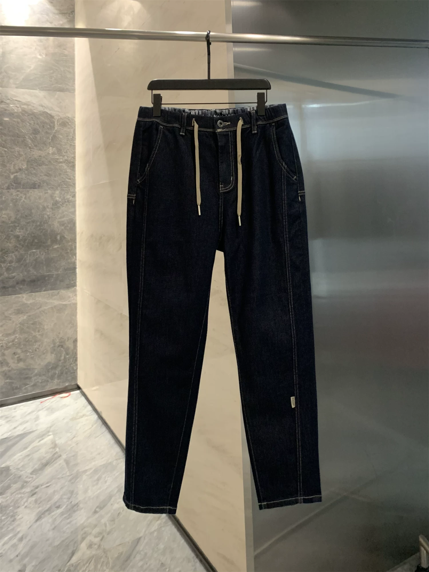 Biển Don Quixote! Dòng sản phẩm thư giãn và làm sạch! Quần jean nam mùa thu mới, kiểu dáng đơn giản, chất liệu denim co giãn, đường may nổi bật, hợp thời trang.