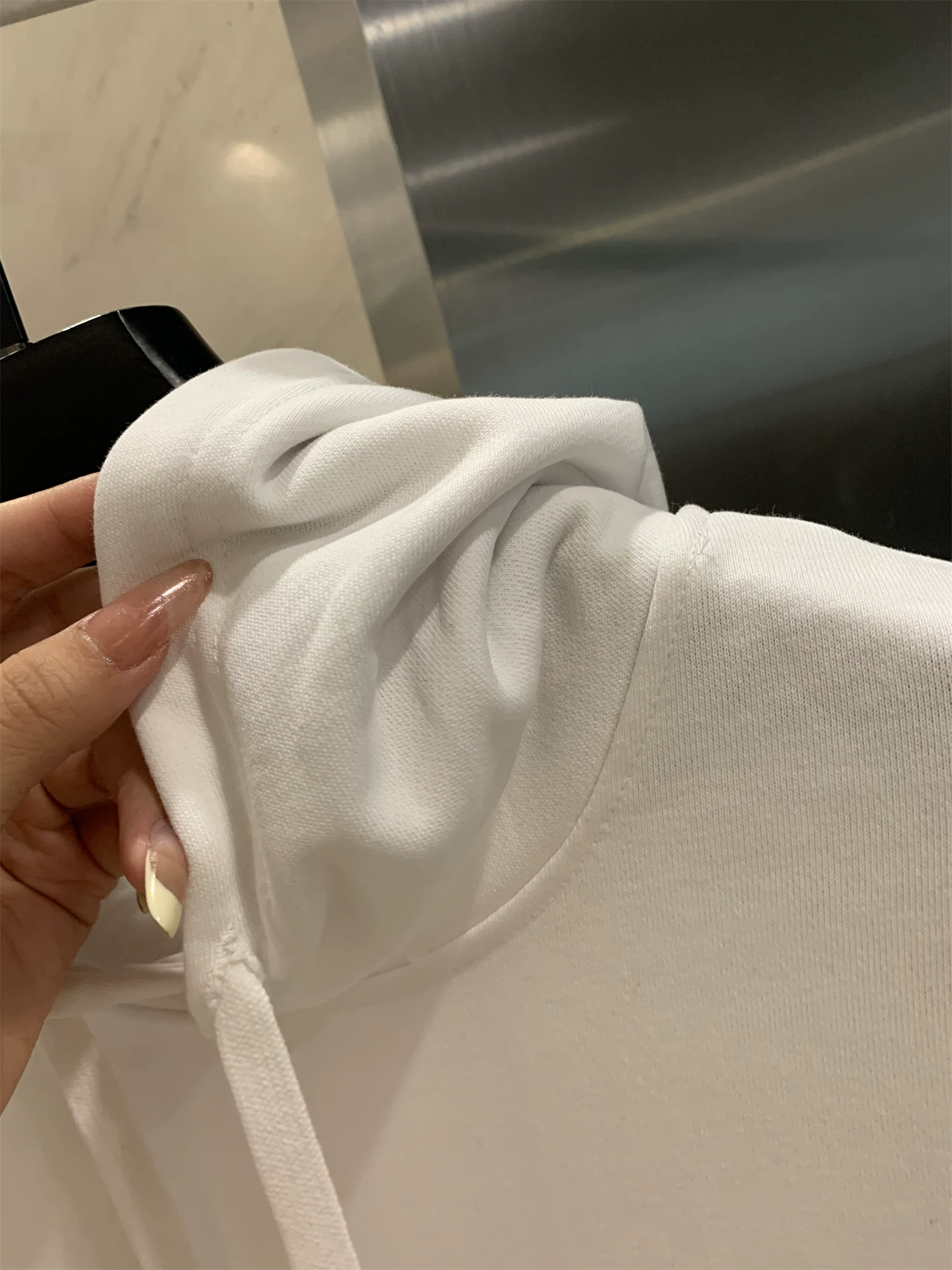 Don Quixote, một màu sắc đa năng! Áo nỉ có mũ trùm đầu dành cho nam mùa thu mới có lớp lót bằng vải bông.