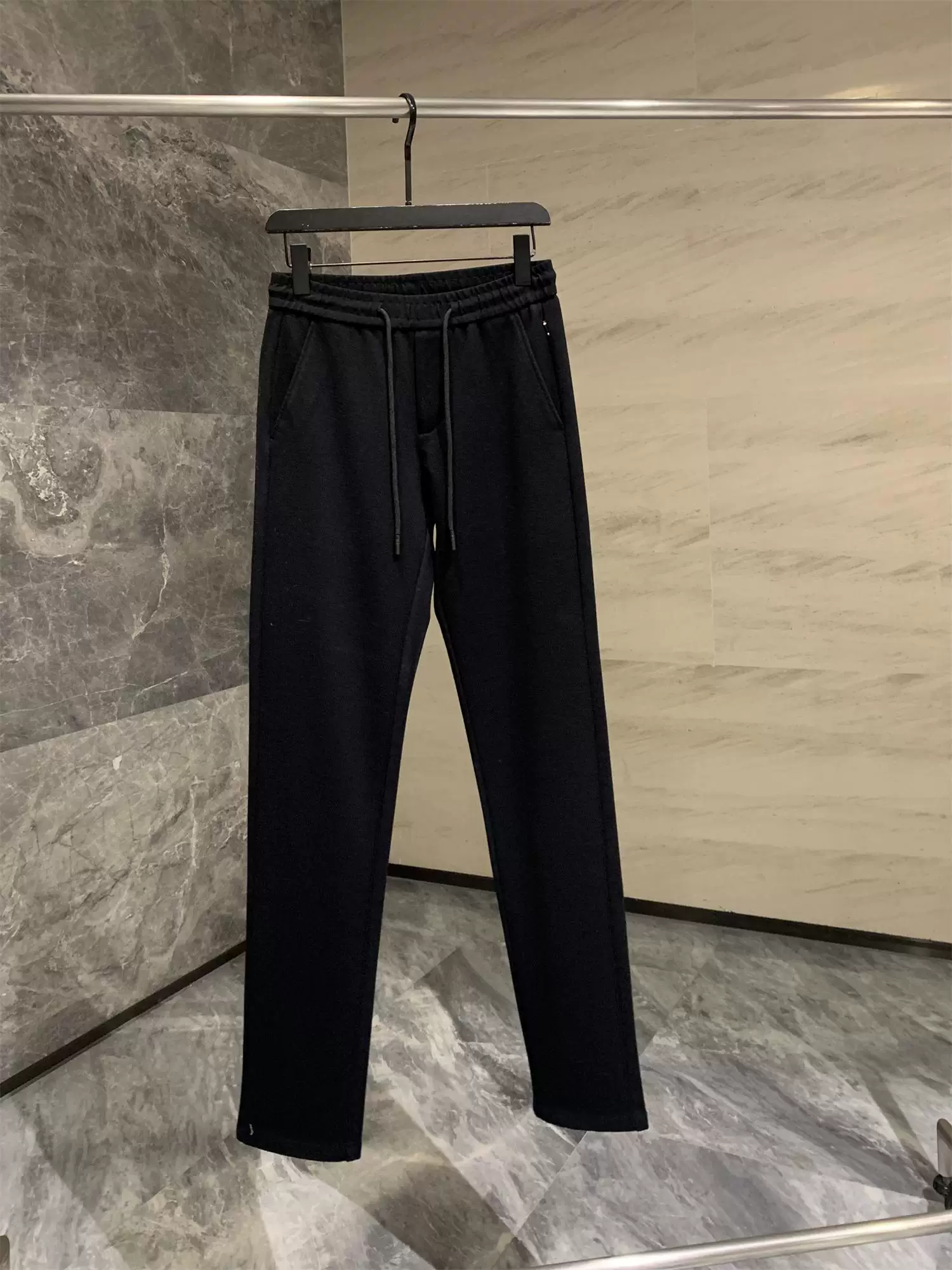 Quần dài nam Don Quixote Clearance! Quần dài thẳng, chất liệu thoáng khí, thấm hút mồ hôi, màu trơn, đa năng, phong cách thường ngày, thích hợp cho mùa thu đông.