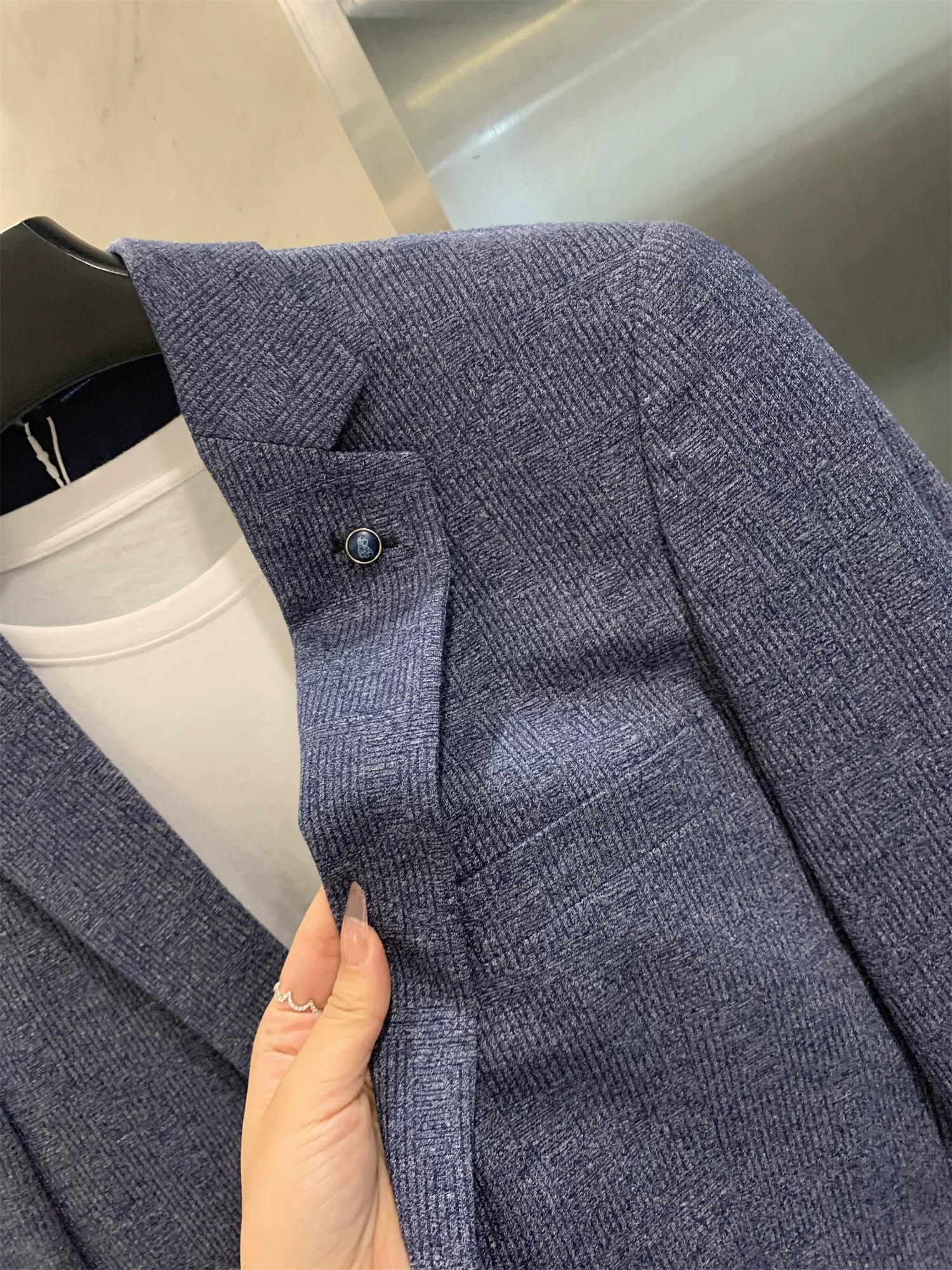 Áo blazer nam Don Quixote H series giá cực tốt! Giá tại cửa hàng chỉ 498! Áo blazer chất liệu jacquard màu trơn, kiểu dáng đa năng, lịch sự nhưng vẫn năng động.