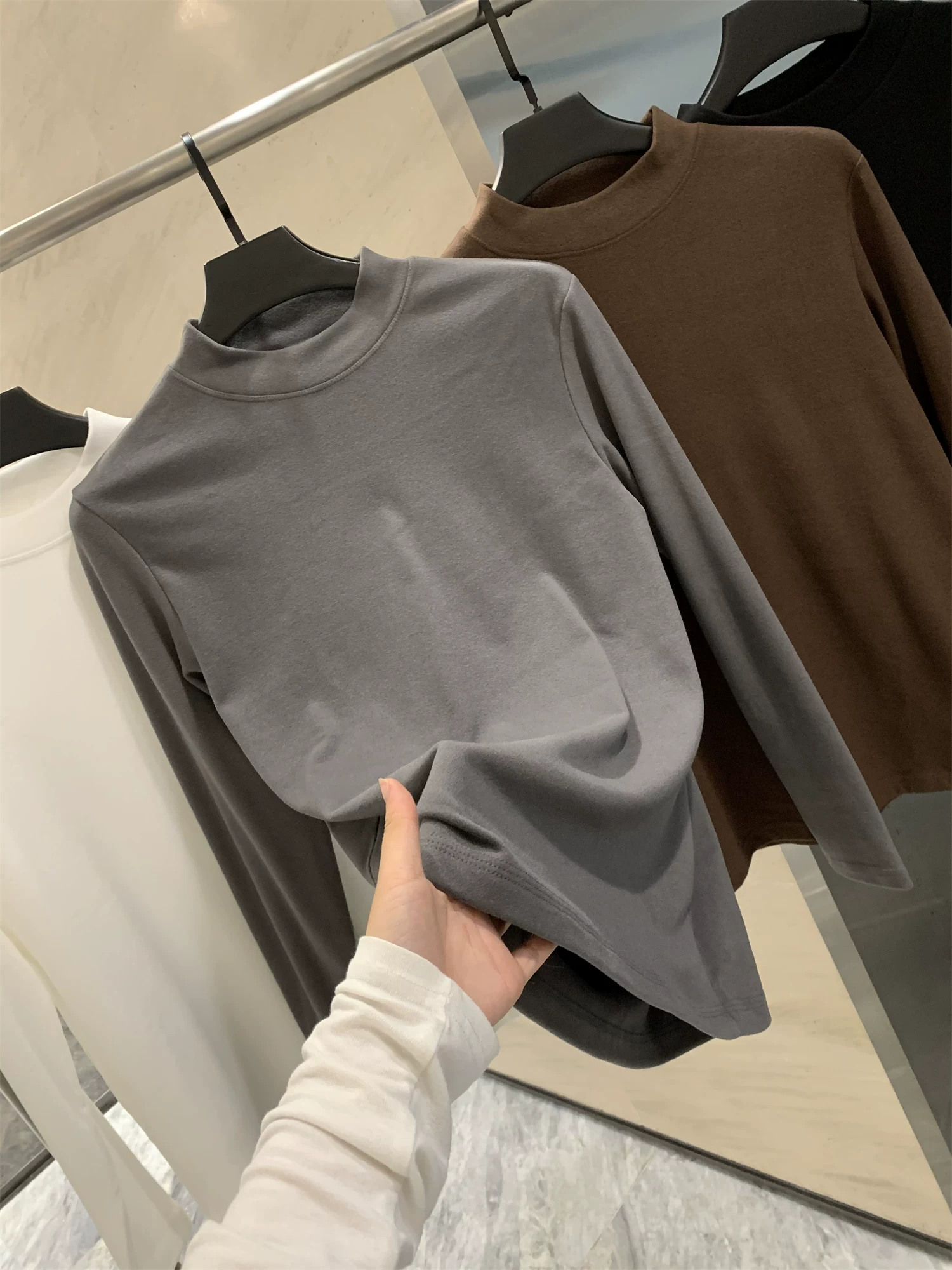 Don Quixote là một lớp áo lót tuyệt vời! Mềm mại và ấm áp! Áo nam màu trơn cổ nửa cao có thể mặc như áo khoác ngoài vào mùa thu đông.