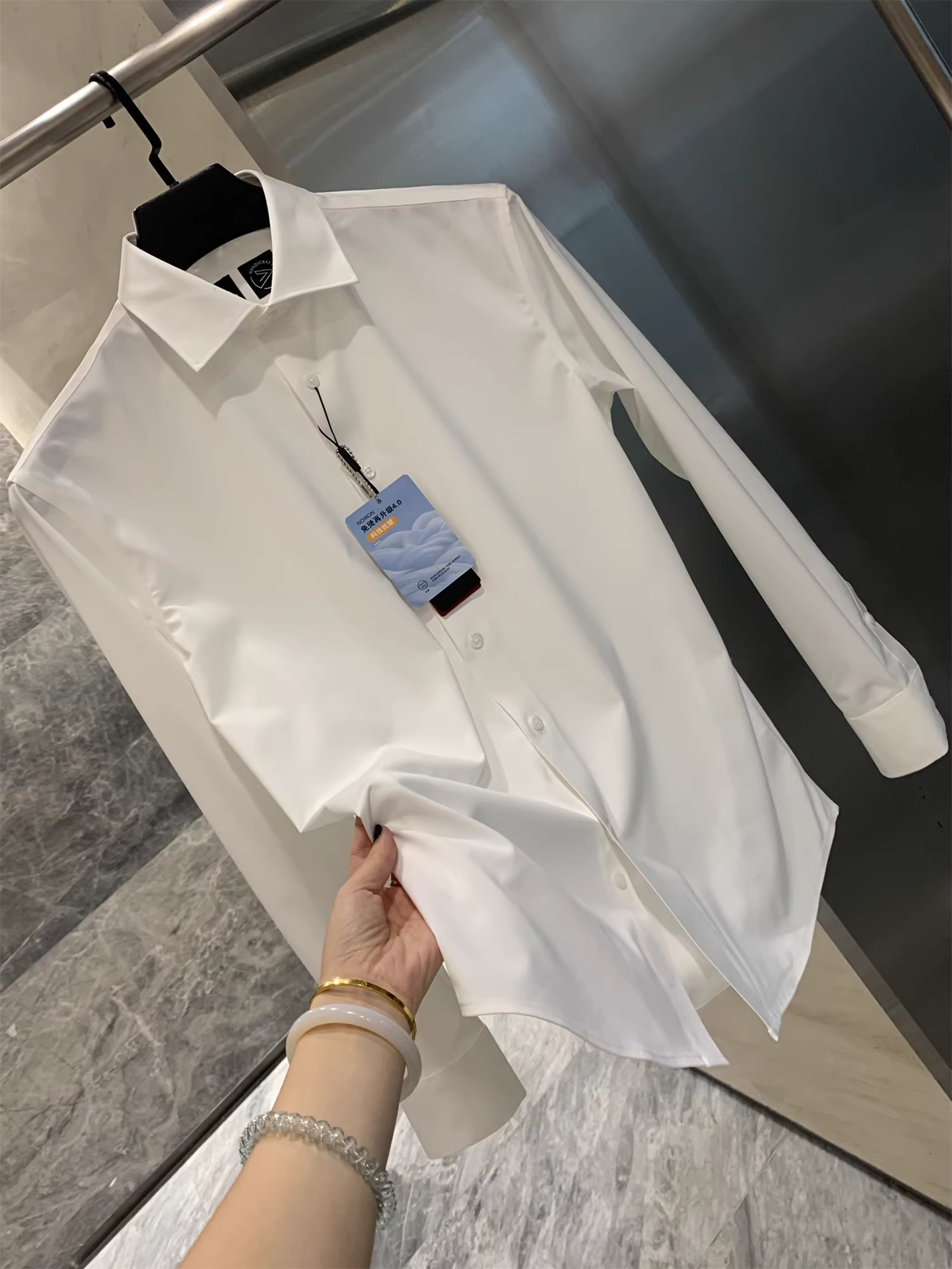 Don Quixote Z series 6900! Không nhăn 4.0! Áo sơ mi dài tay cho nam, chất liệu mềm mại, tạo cảm giác bóng mượt.