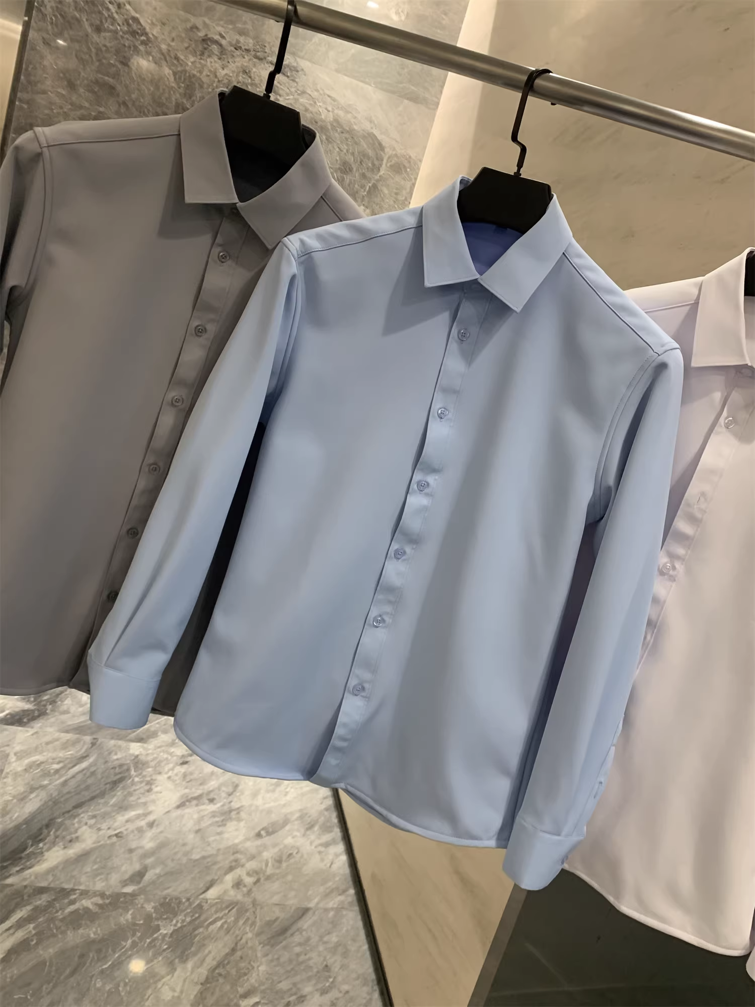 Don Quixote Thu/Đông là món đồ không thể thiếu! Có lớp lót lông cừu và được làm dày! Áo sơ mi dài tay có cổ, màu trơn, ấm áp, đa năng, phong cách thường ngày dành cho nam.