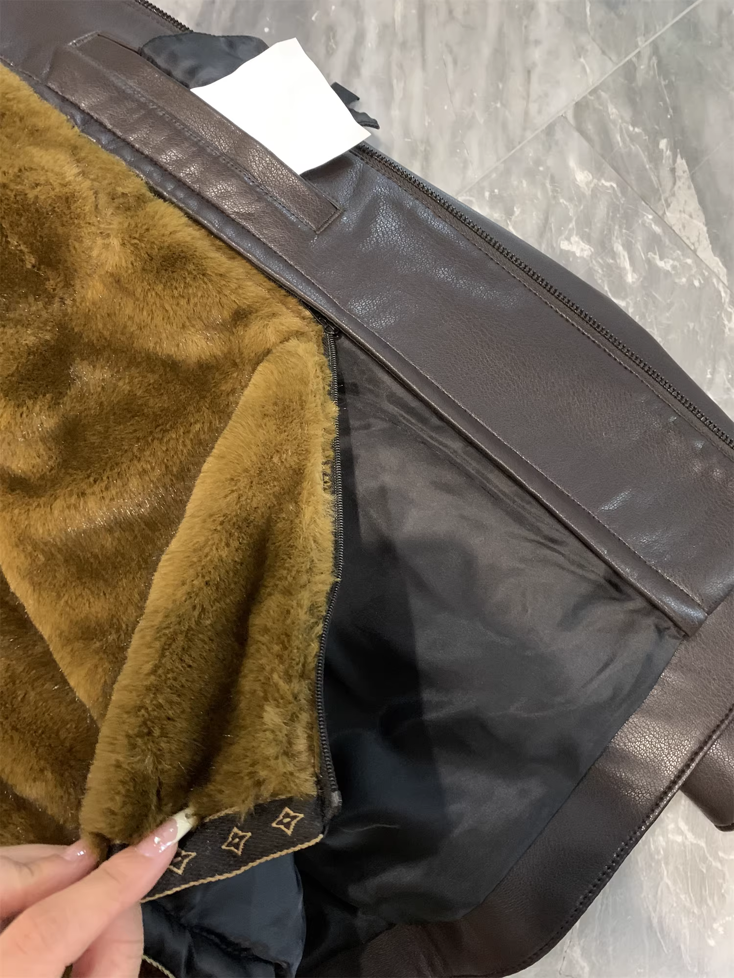 Don Quixote, cảm giác sang trọng nhẹ nhàng! Cổ áo lông chồn giả kiểu La Mã! Áo khoác da lót lông cừu dày dặn, ấm áp dành cho nam.