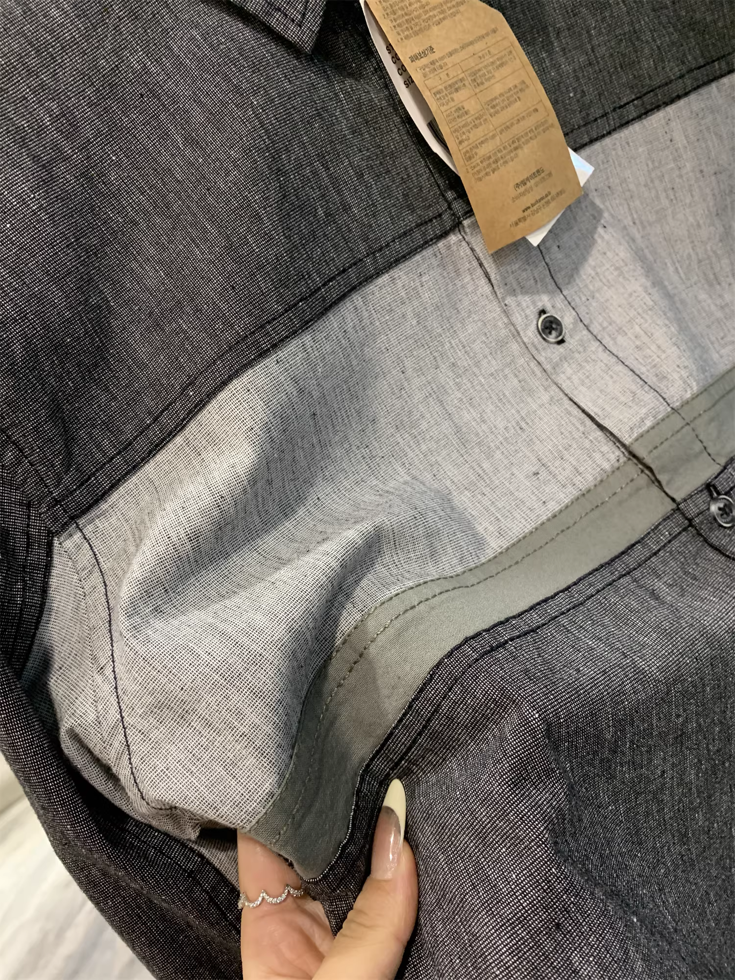 Don Quixote, hãy chọn phong cách Hàn Quốc! Thiết kế phối màu nổi bật! Áo sơ mi nam tay dài phối màu đa năng, thích hợp cho mùa xuân và mùa thu.