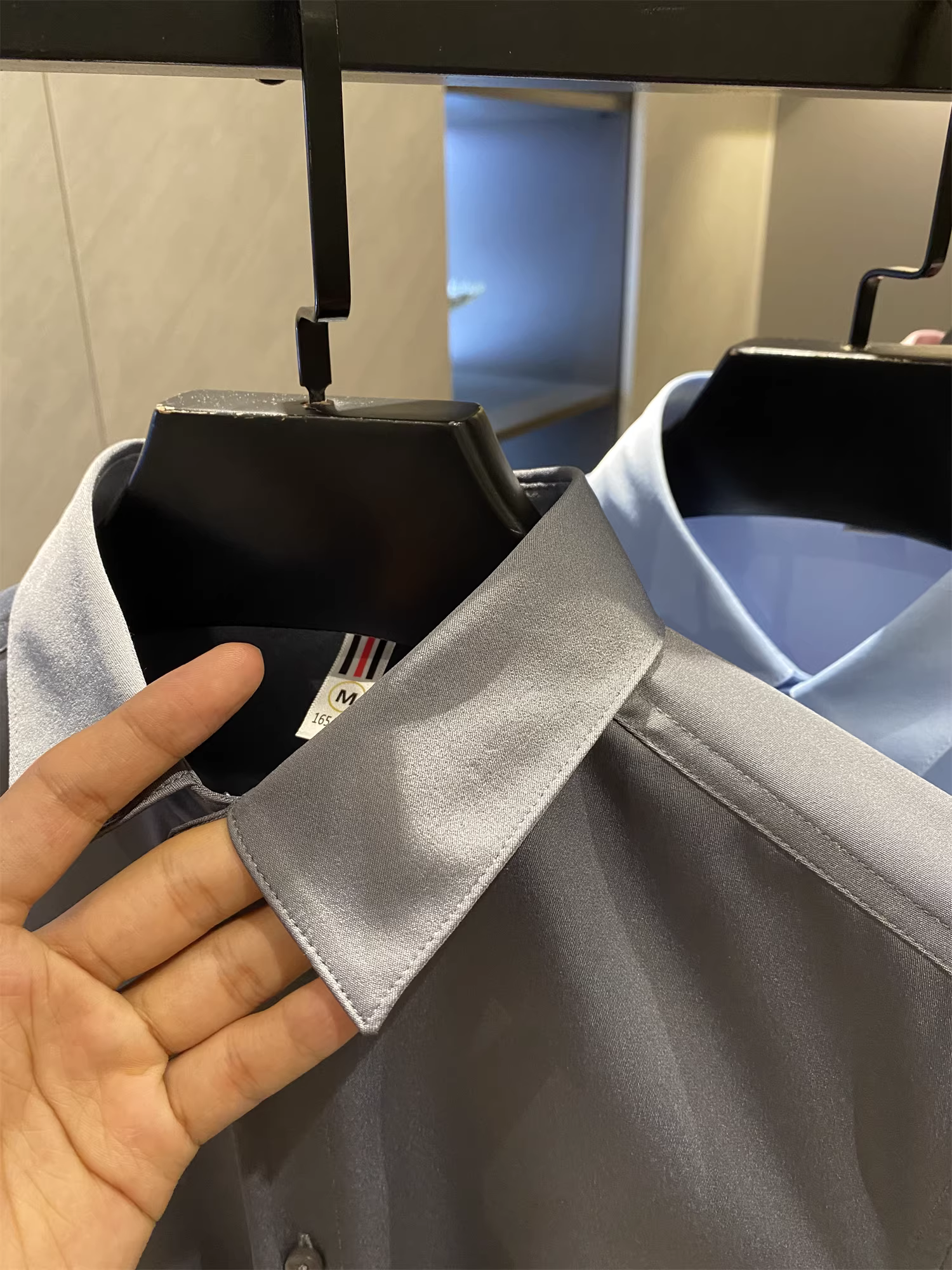 Don Quixote luôn có chất lượng tốt! Áo sơ mi dài tay màu trơn chất liệu mềm mại, kiểu dáng đơn giản, mới dành cho mùa xuân hè dành cho nam giới.