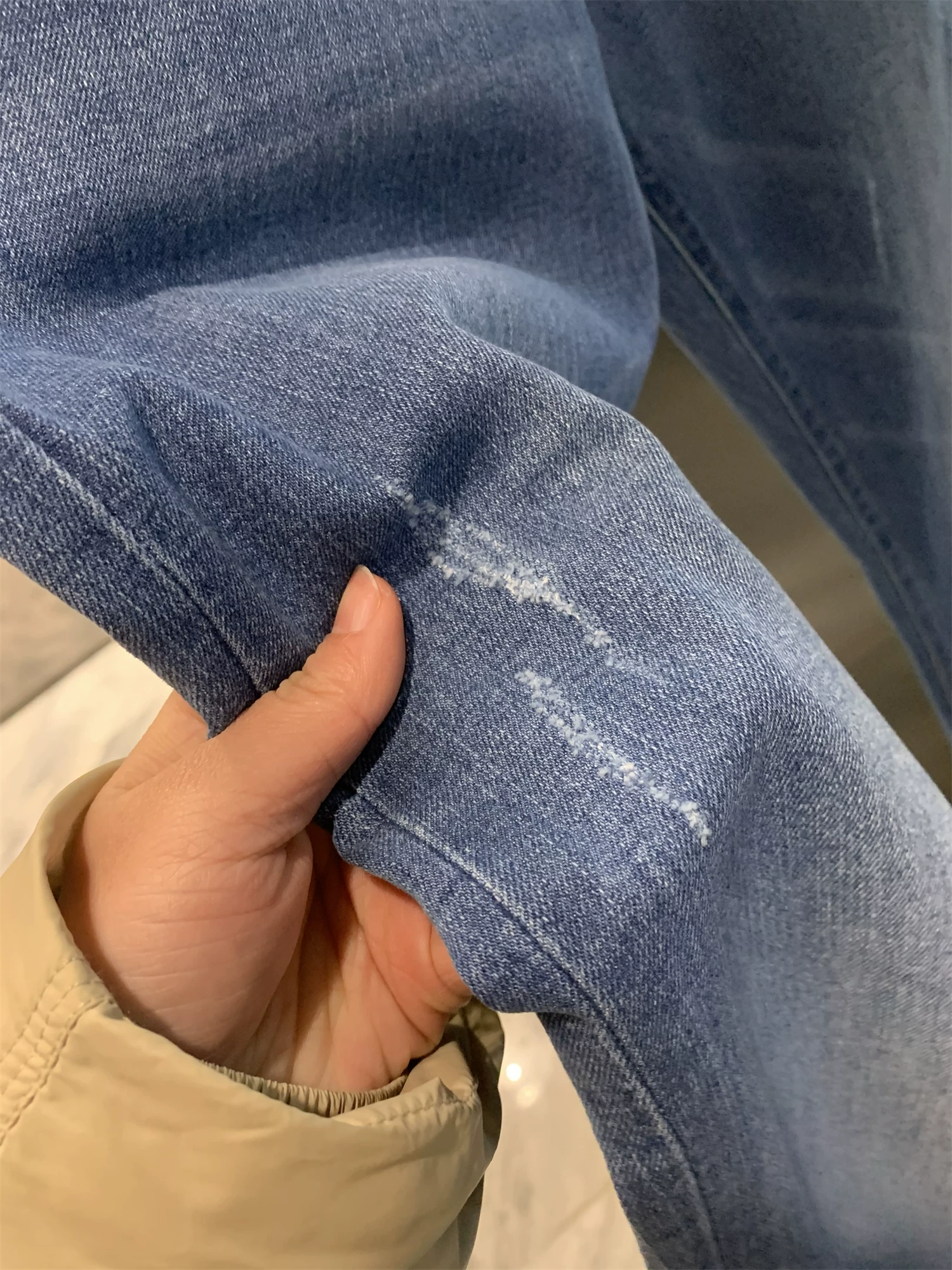 Ưu đãi đặc biệt Don Quixote! Quần jean nam chất liệu thoáng mát, dễ giặt, kiểu dáng xuề xòa, màu phai nhẹ, thích hợp cho mùa hè.