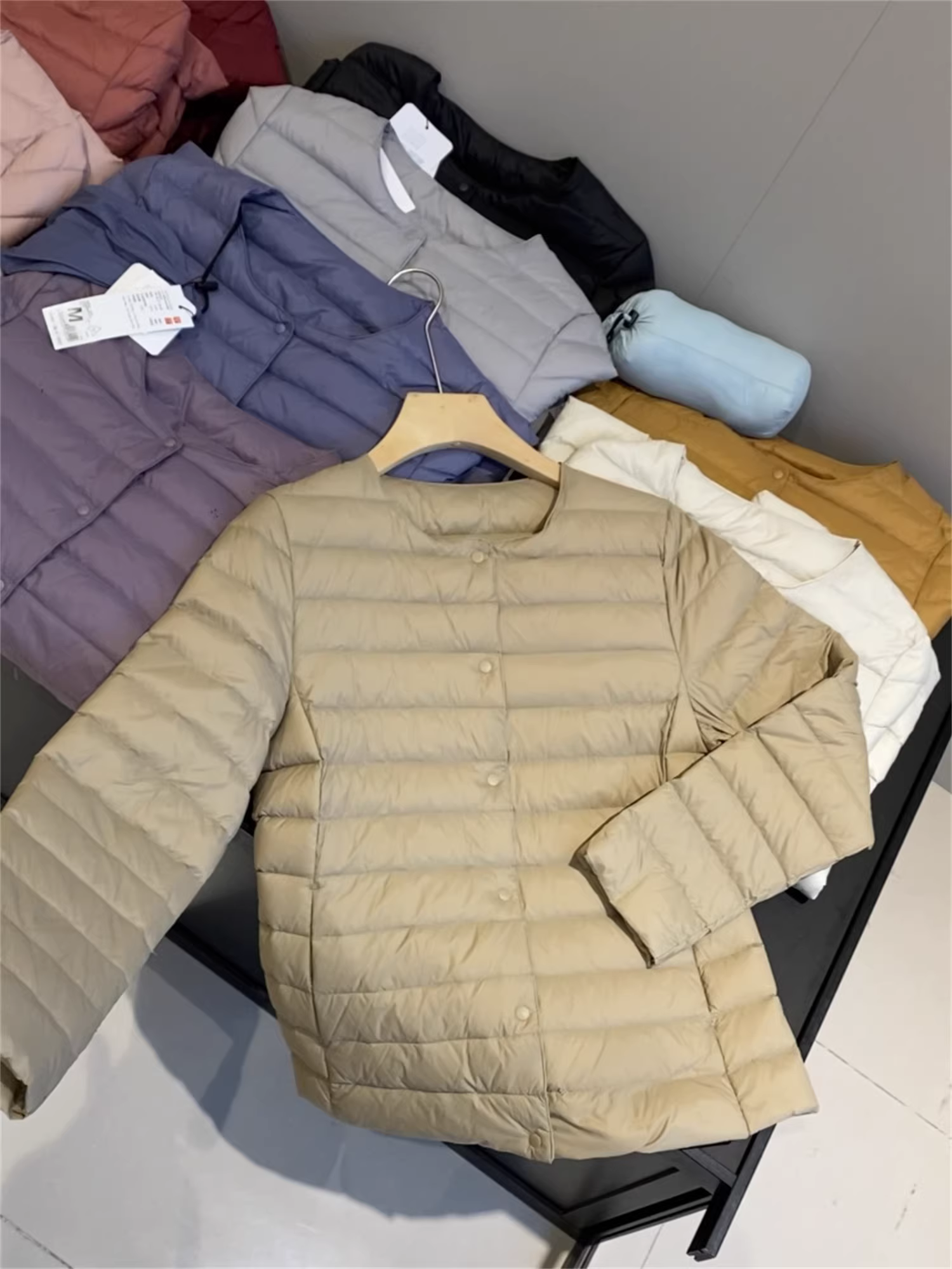 Áo khoác lông vũ Don Quixote 90% lông vịt trắng! Áo khoác lông vũ màu trơn cổ tròn nhẹ và ấm áp cho mùa thu đông, có túi đựng đồ dành cho nữ.