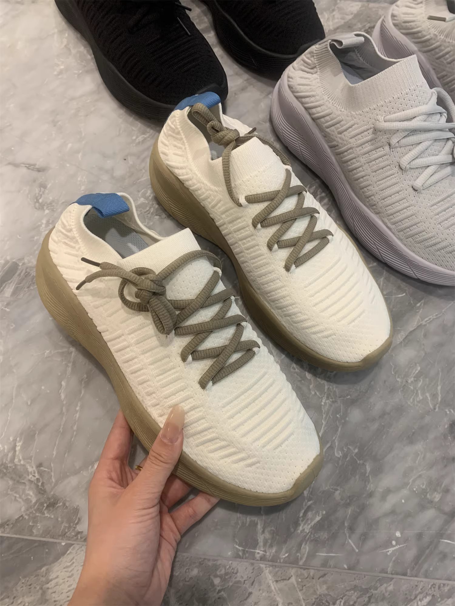 Giày thể thao thời trang Don Quixote ODM bán trực tiếp từ nhà máy! Kiểu dáng đôi! Mặt trên dệt kim thoáng khí mùa hè, phong cách thể thao năng động.