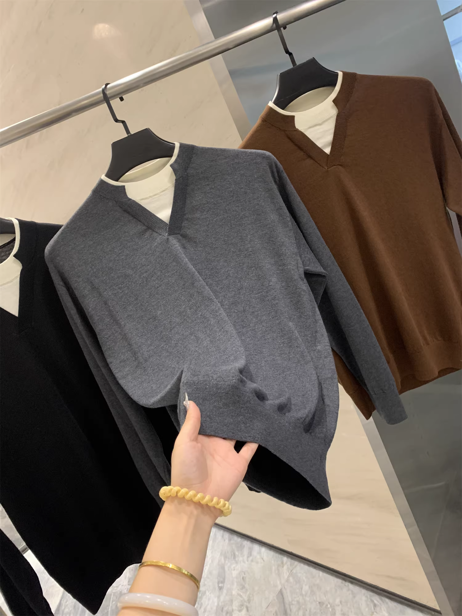 Don Quixote kết hợp sợi acetate dệt thủ công + lyocell + len cừu! Áo len dệt kim cổ chữ V giả hai mảnh.