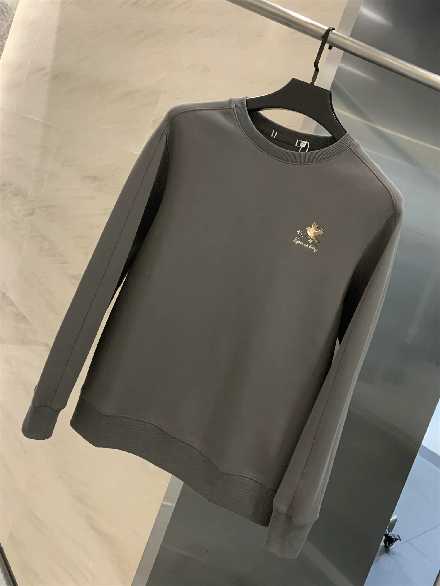 Áo thun nam cổ tròn đa năng, chất liệu ấm áp và thoáng khí! Áo thun nam mùa thu thêu họa tiết Don Quixote, kiểu dáng thời trang.