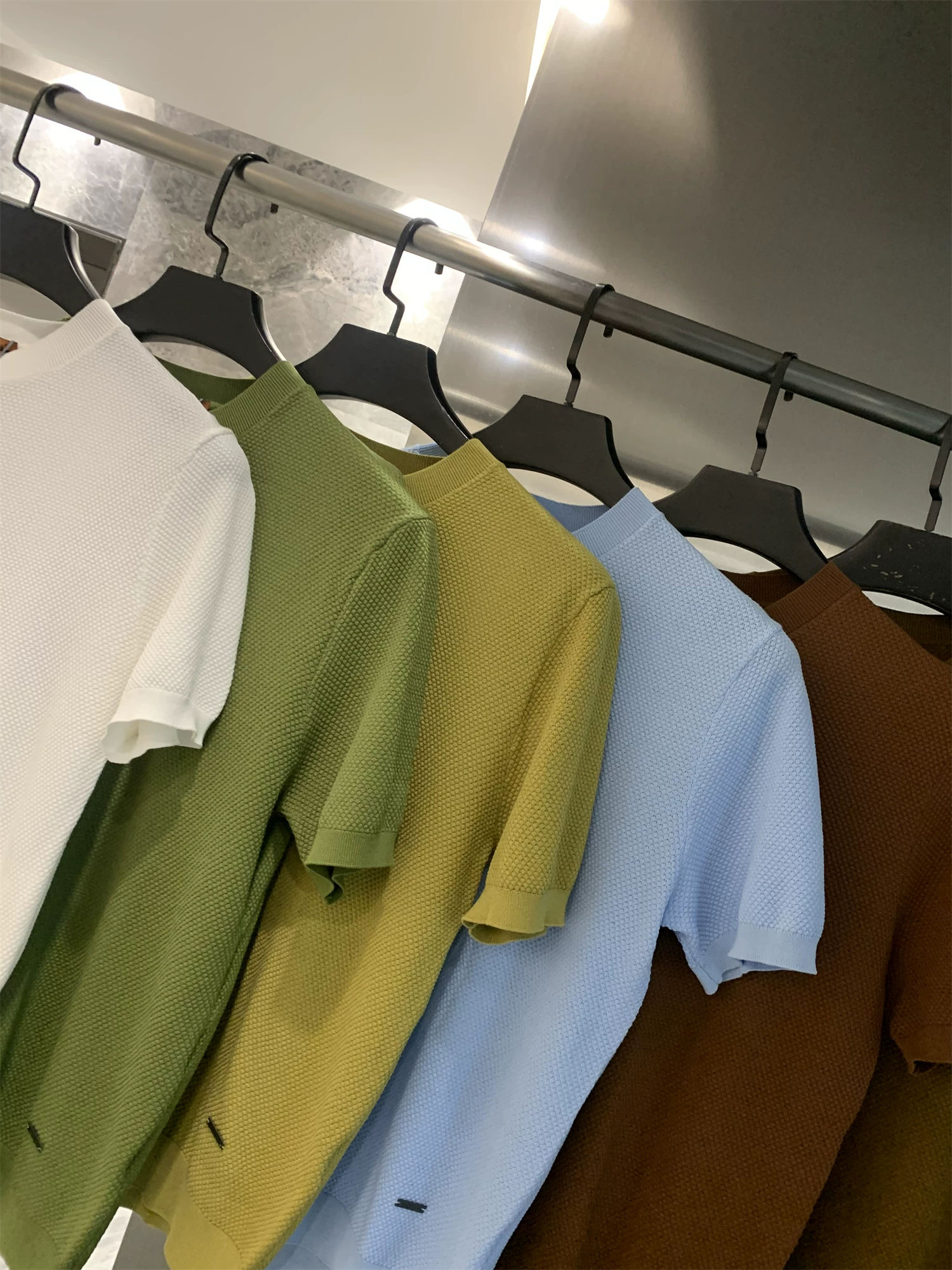 Dòng sản phẩm Don Quixote Z là sự kết hợp giữa sự sang trọng nhẹ nhàng và sự thoải mái của chất liệu vải dệt kim cao cấp! Áo sơ mi nam mùa hè chất liệu sợi cao cấp 16 gauge, dệt đôi, được xử lý mercerized, họa tiết quả dứa, thoáng khí, tay ngắn.