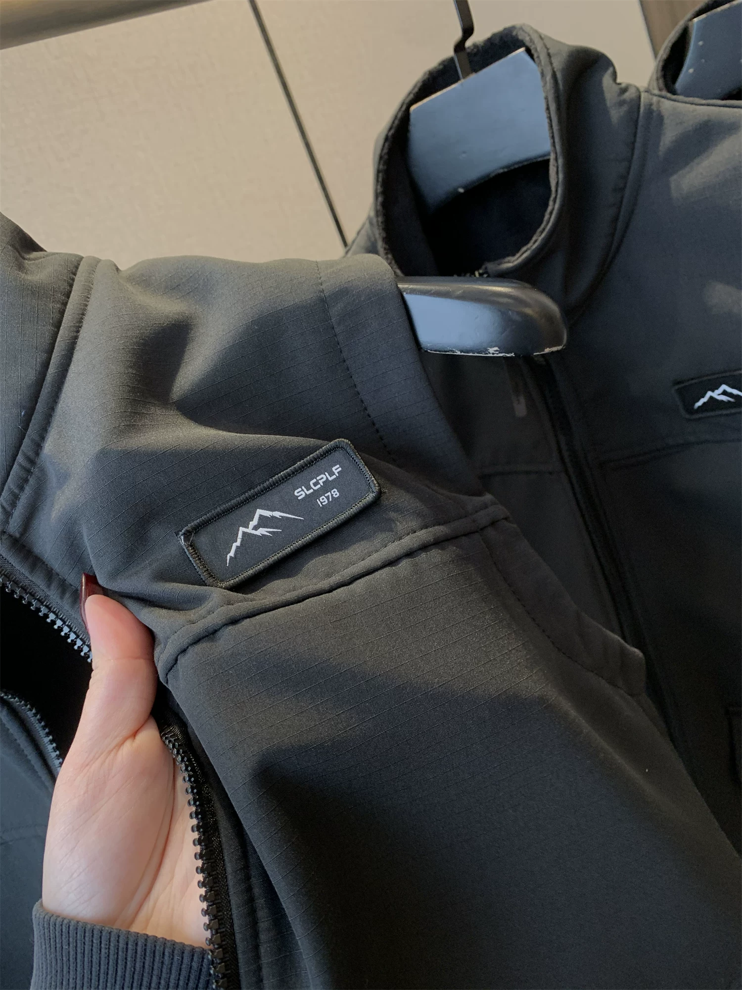 Don Quixote Giải trí ngoài trời! Áo vest cổ đứng lót lông cừu chống gió chống nước mùa xuân dành cho nam hợp thời trang