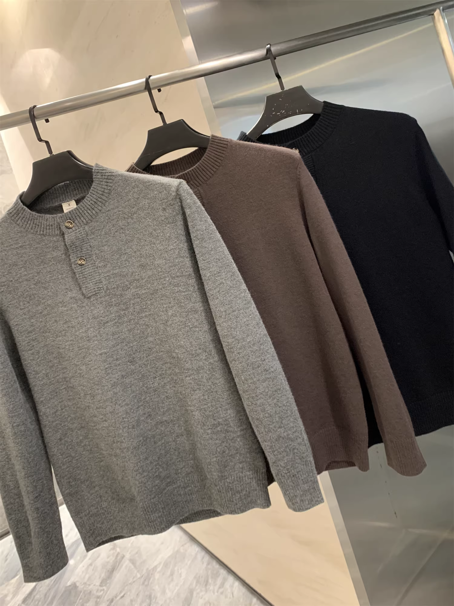 Don Quixote phong cách giản dị kiểu Mỹ! Mềm mại và thoải mái! Áo len dệt kim cổ Henry dáng rộng màu trơn dành cho nam.