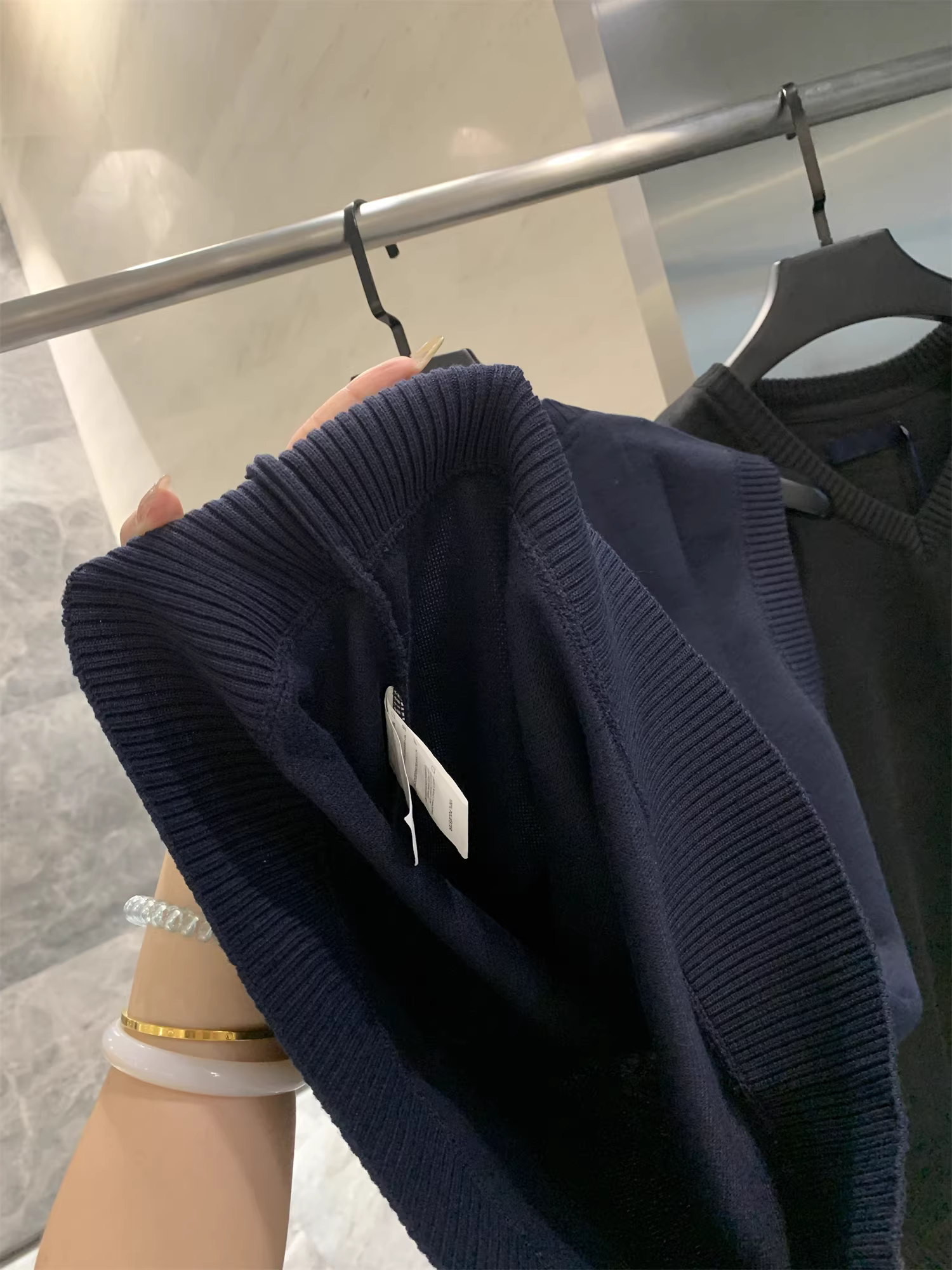 Don Quixote Italian Dili Chunyuan! Áo vest dệt kim cổ chữ V mềm mại, thân thiện với da, có độ đàn hồi cao, thoáng khí, giản dị, đa năng dành cho nam giới.