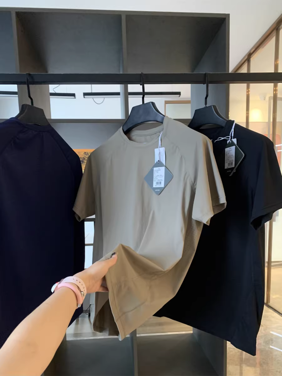 Phong cách Don Quixote! Vải thun co giãn bốn chiều đục lỗ bằng laser! Áo thun nam tay ngắn nhanh khô, kiểu dáng ba chiều, thích hợp cho hoạt động ngoài trời