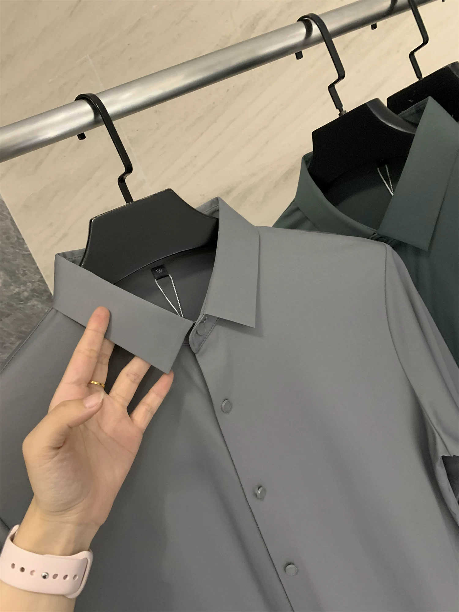 Áo sơ mi nam chất liệu lụa mềm mại, màu trơn, cổ trụ, cắt laser liền mạch, không đường may, theo đơn đặt hàng Don Quixote ODM!