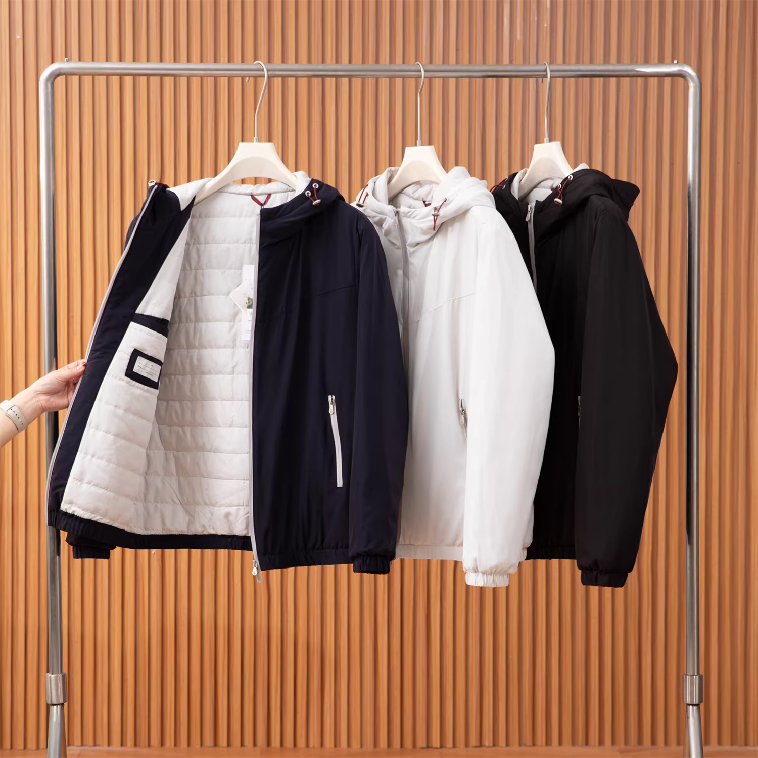 Don Quixote, phong cách sang trọng nhẹ nhàng và cổ điển! Áo khoác cotton có mũ dày dặn và ấm áp, được làm từ chất liệu pha len cừu và tơ tằm.