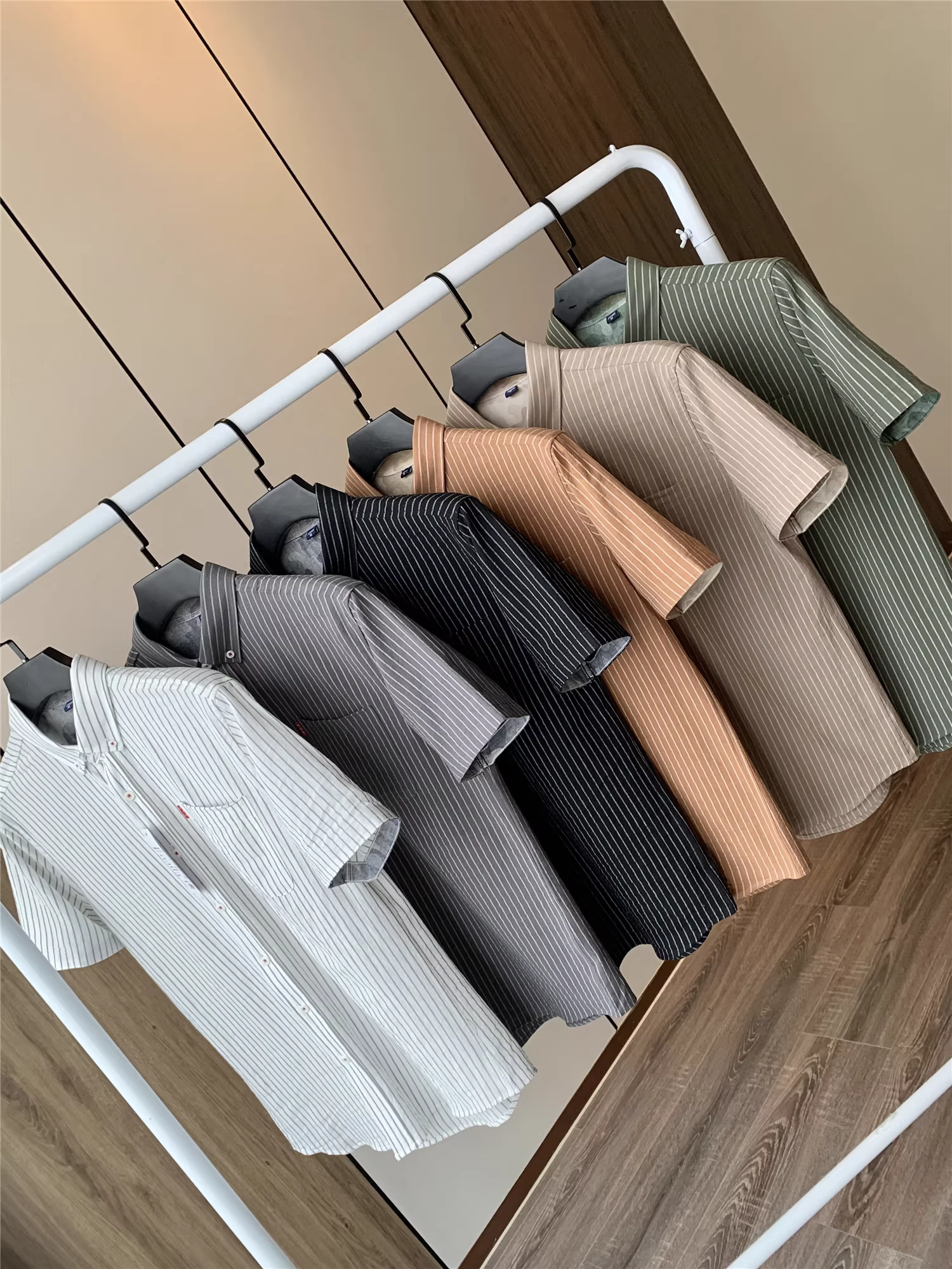 Chất liệu vải cotton mềm mại kiểu Don Quixote! Sọc dọc nhuộm sợi thanh lịch! Áo sơ mi ngắn tay mùa hè dành cho nam