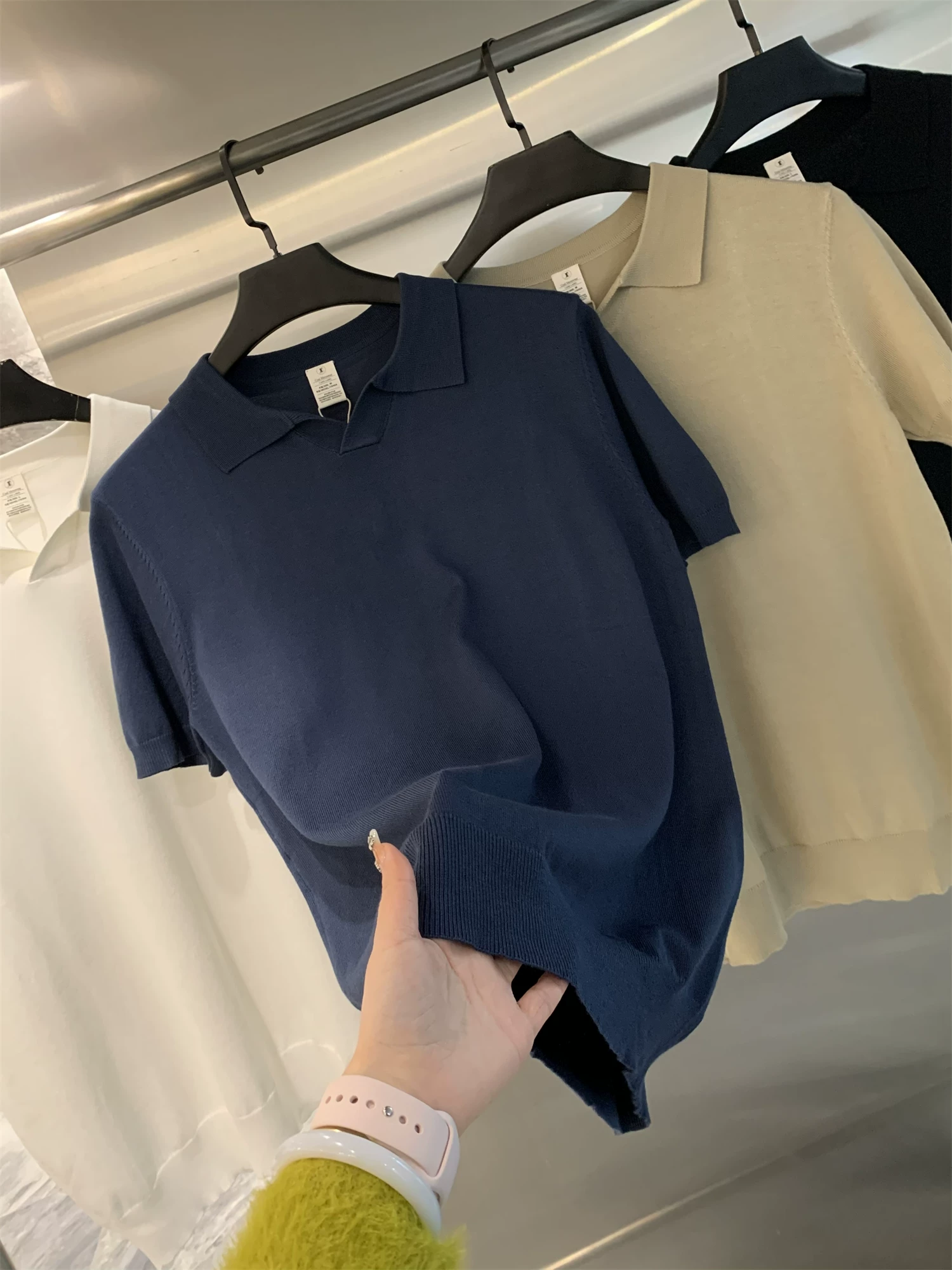 Don Quixote là sự kết hợp giữa phong cách Ý và sự sang trọng nhẹ nhàng! Áo thun nam dệt kim cao cấp, cổ trụ, tay ngắn, kiểu dáng thời trang mùa xuân hè.