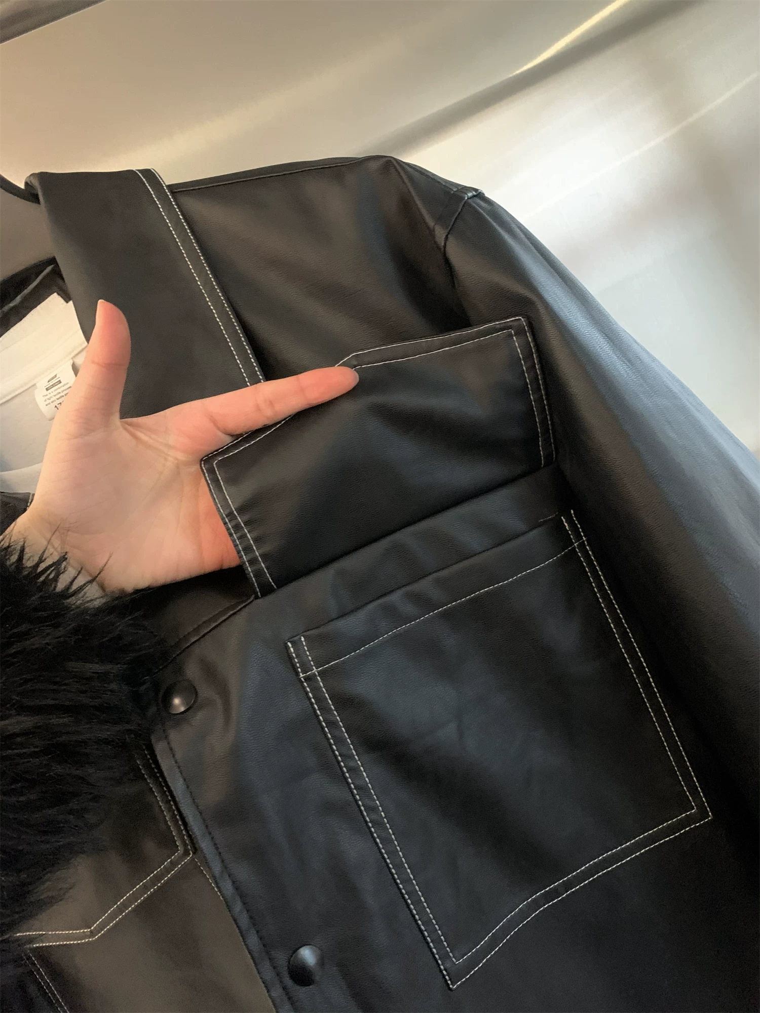 Áo khoác da kiểu dáng thời trang! Mặt ngoài bằng da PU! Đường may tinh tế với lớp hoàn thiện bóng mượt, cổ áo kiểu dáng lịch lãm.