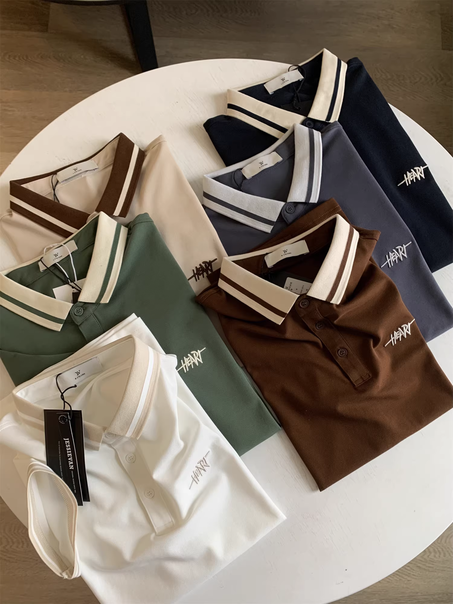 Áo Polo nam tay ngắn phối màu phong cách business casual, chất liệu cotton lưới Pique, thêu chữ tinh tế theo phong cách Don Quixote.