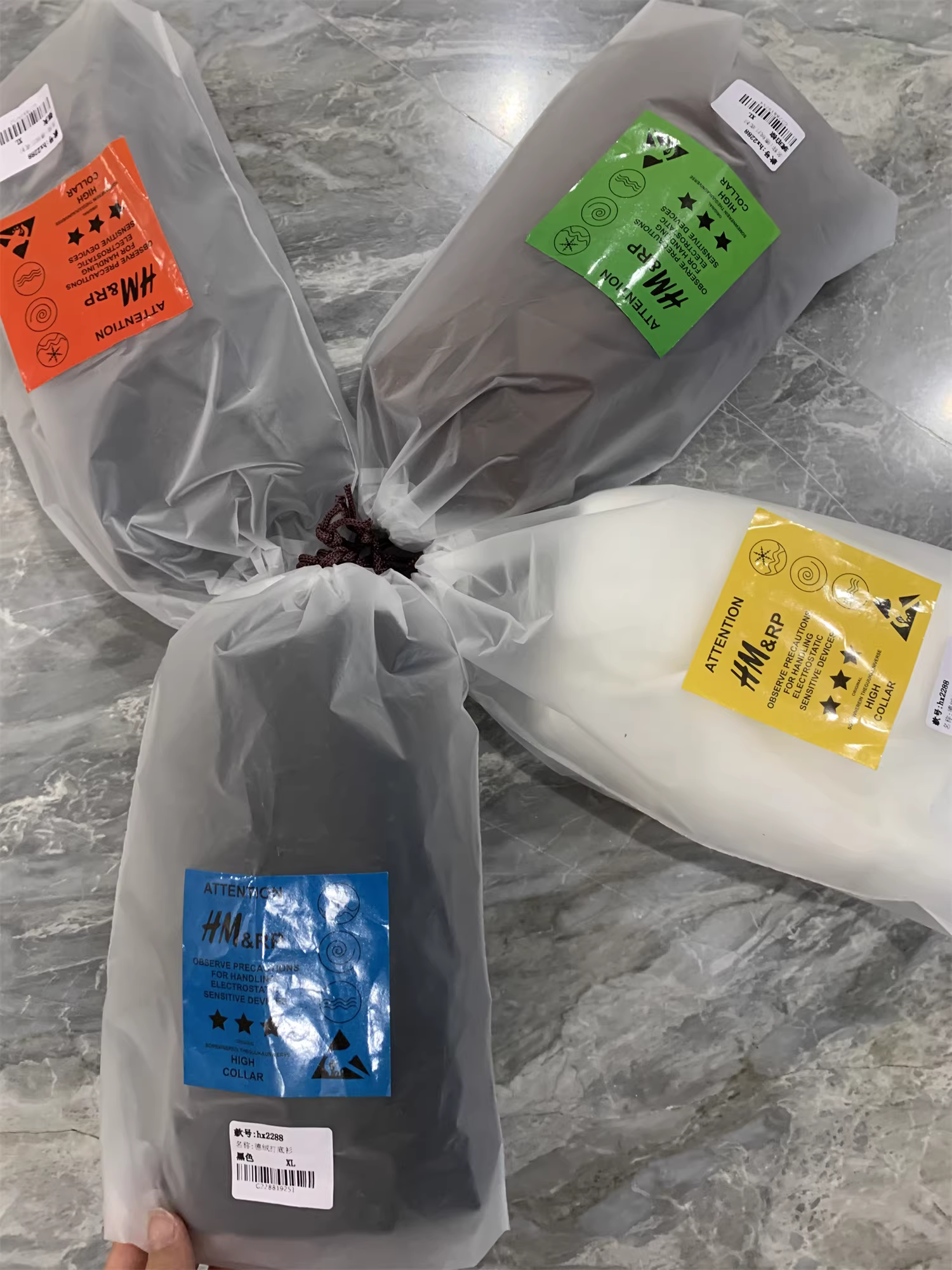 Don Quixote là một lớp áo lót tuyệt vời! Mềm mại và ấm áp! Áo nam màu trơn cổ nửa cao có thể mặc như áo khoác ngoài vào mùa thu đông.