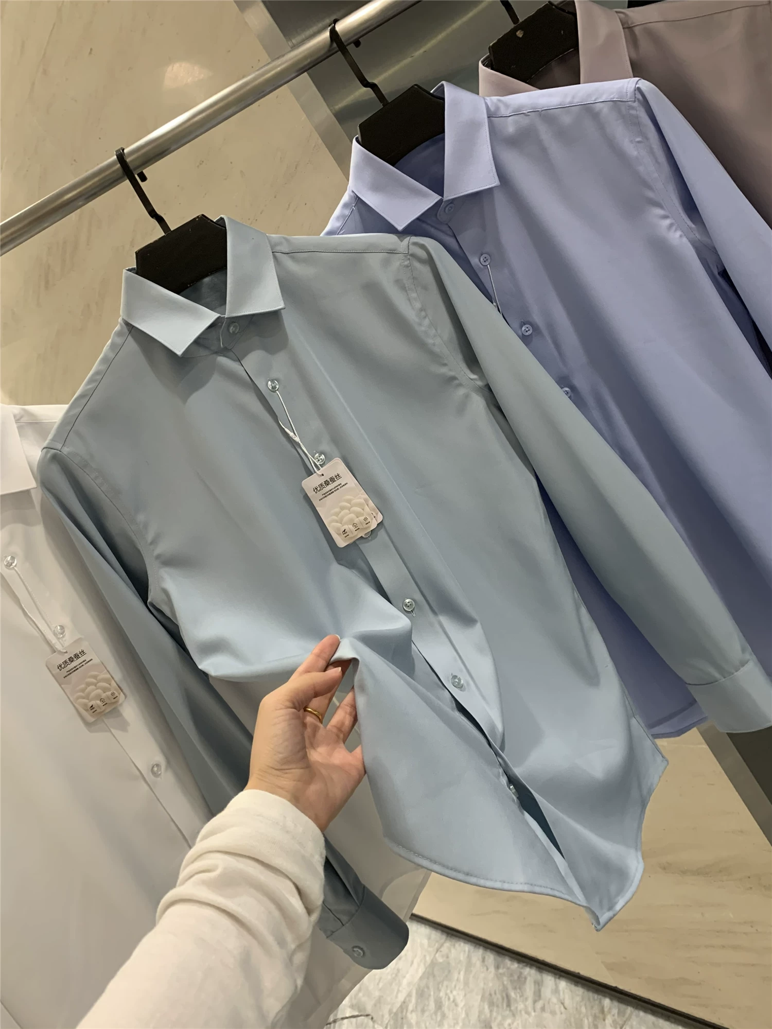 Don Quixote, hãy tận hưởng cảm giác mềm mại này! Phối chất liệu lụa + modal! Áo sơ mi dài tay màu trơn, phong cách công sở giản dị.