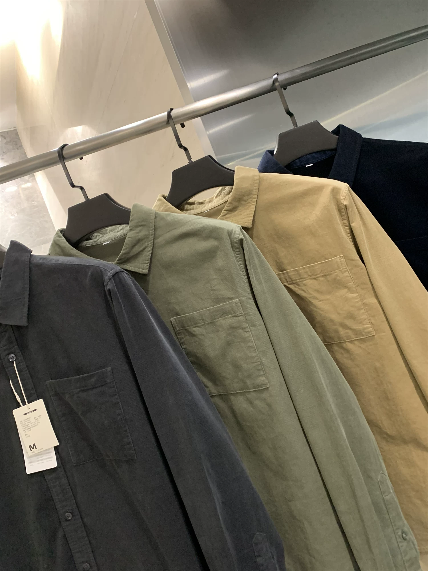 Don Quixote 100% cotton! Chất liệu vải chải mềm mại, thân thiện với da, màu trơn, áo sơ mi dài tay cổ trụ đa năng, phong cách thường ngày.