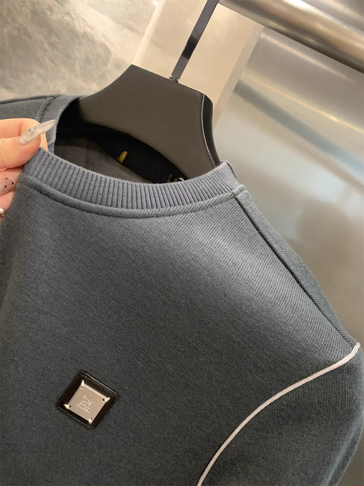 Áo len nam Don Quixote H thương hiệu cổ điển! Áo có lớp lót lông cừu ấm áp tích hợp! Áo len dài tay ấm áp, chất liệu lông cừu, kiểu dáng thường ngày dành cho nam giới mùa thu đông.